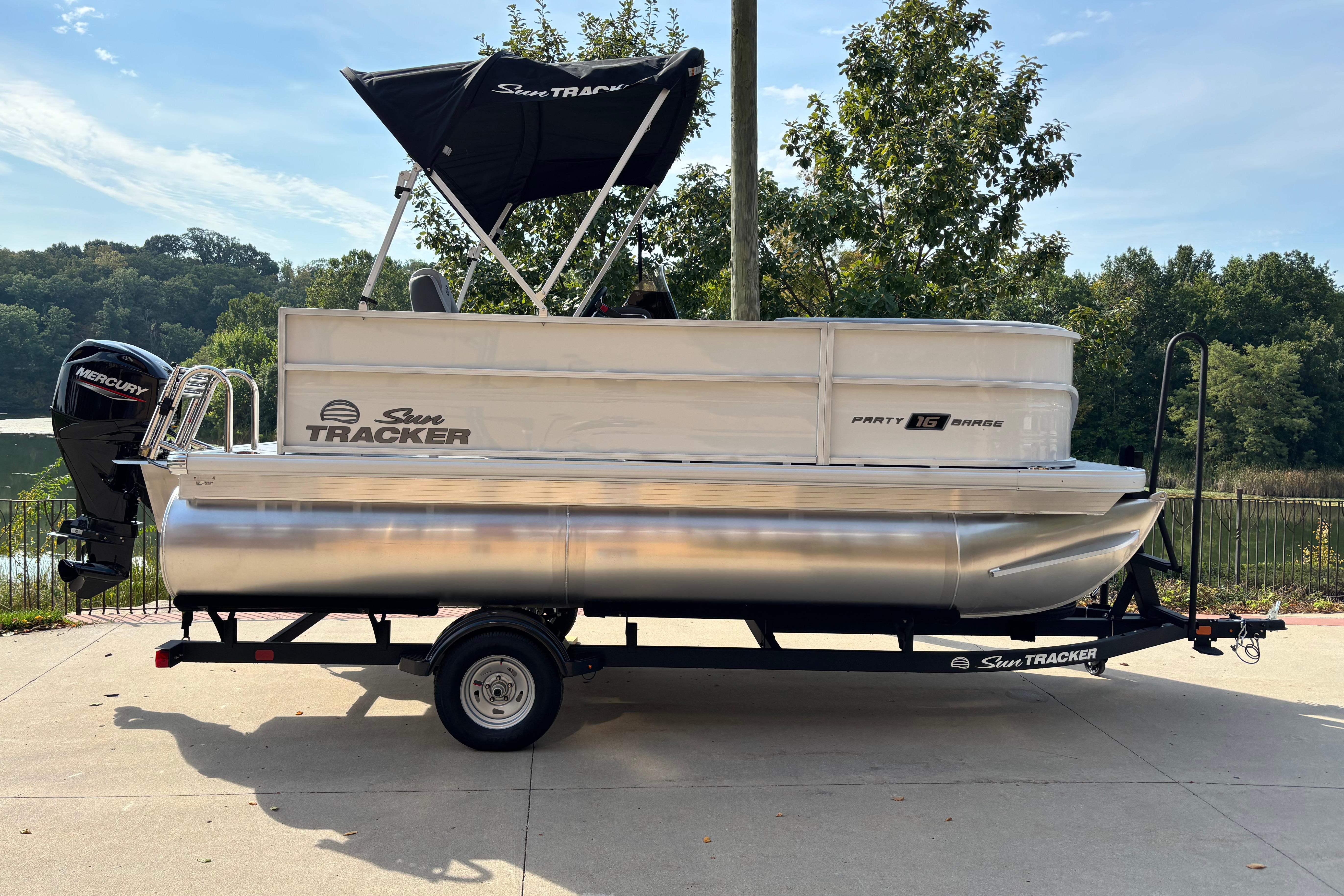 2026 Sun Tracker Party Barge 16 DLX