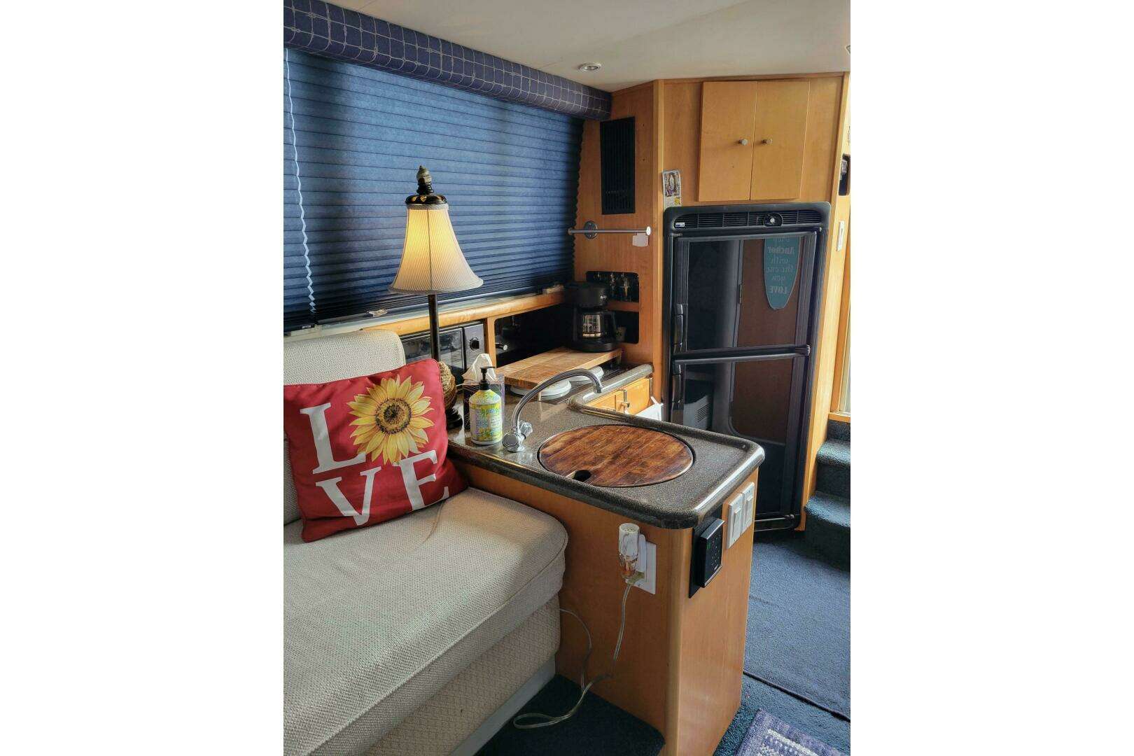 1996 Carver 320 Voyager - Image 44