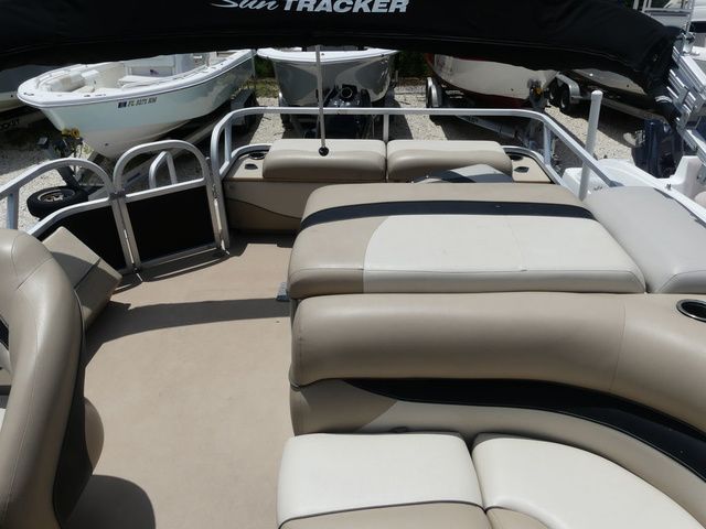 2013 Sun Tracker Fishin' Barge 22 DLX - 11