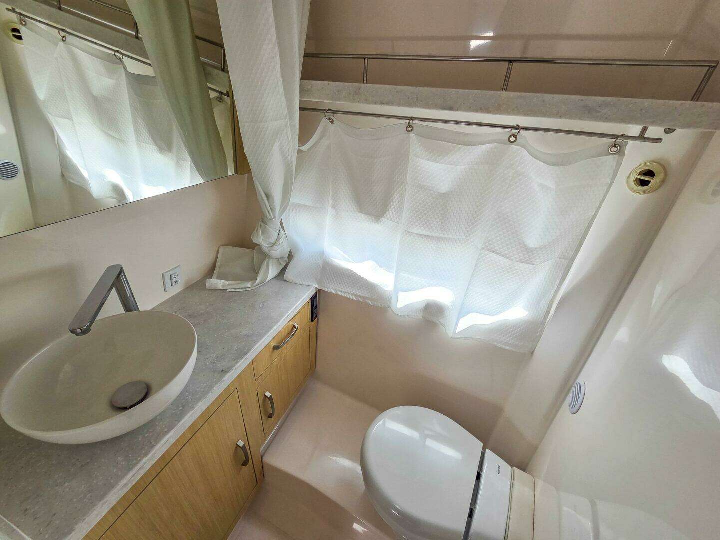 2026 Regal 33 XO - Image 39