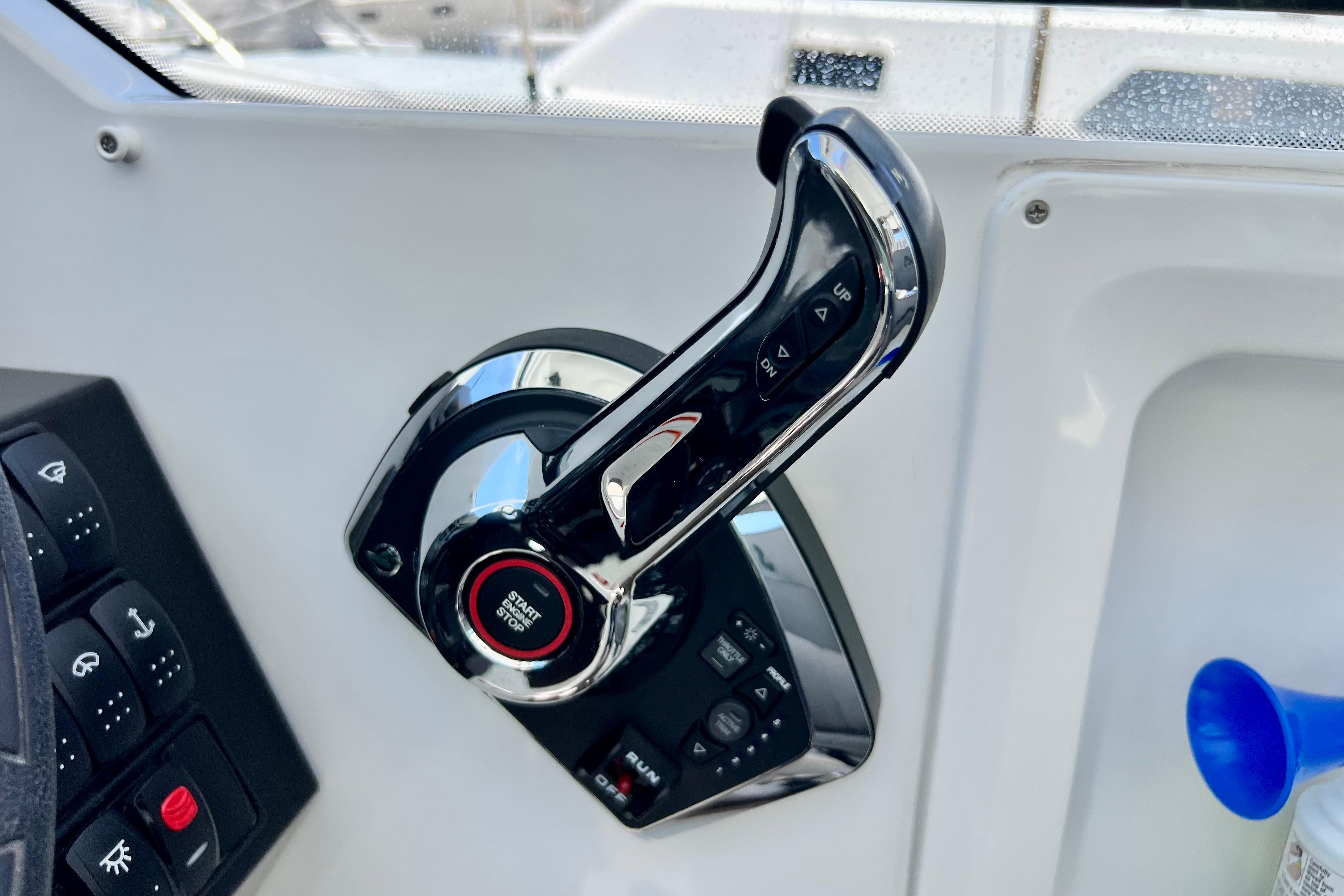 Throttle control of 2023 Beneteau Antares 8 boat, featuring start/stop button.
