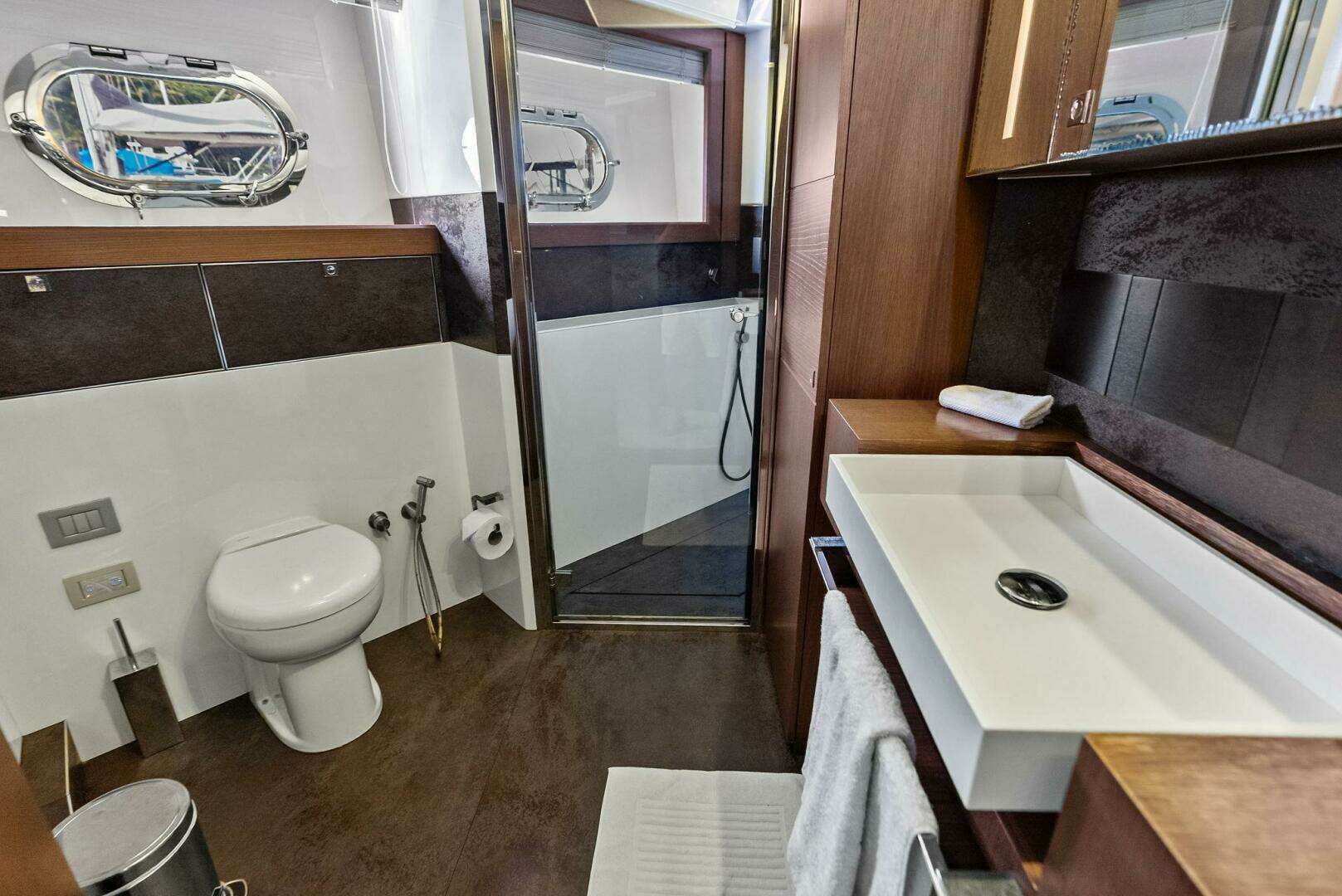 2014 Custom Line 100 - Image 81