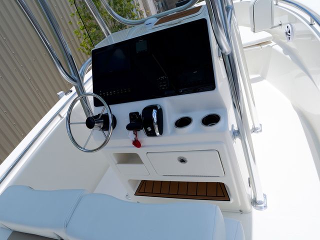 2027 Bulls Bay 230 Center Console - 33