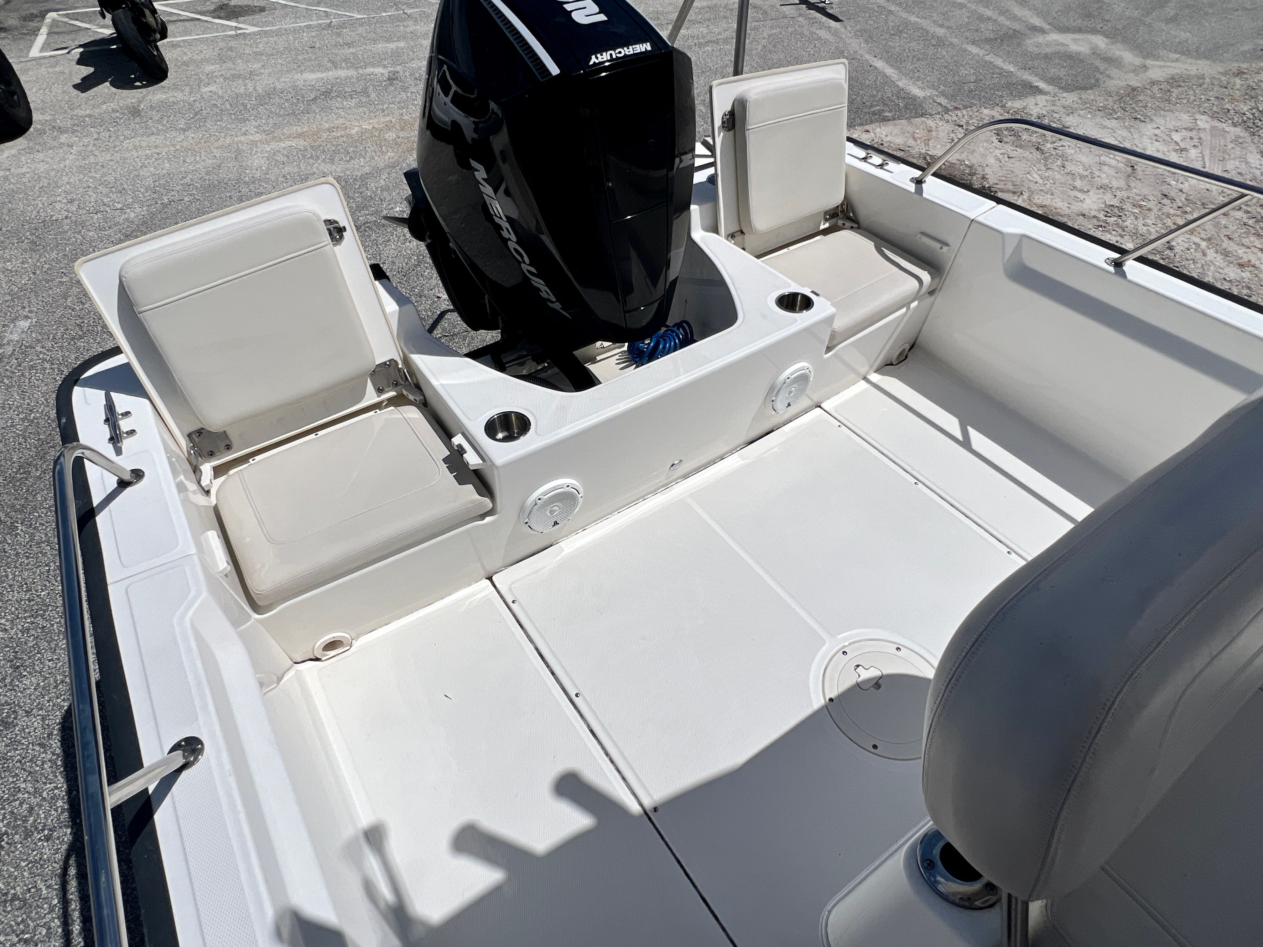2023 Boston Whaler 210 Montauk - 9