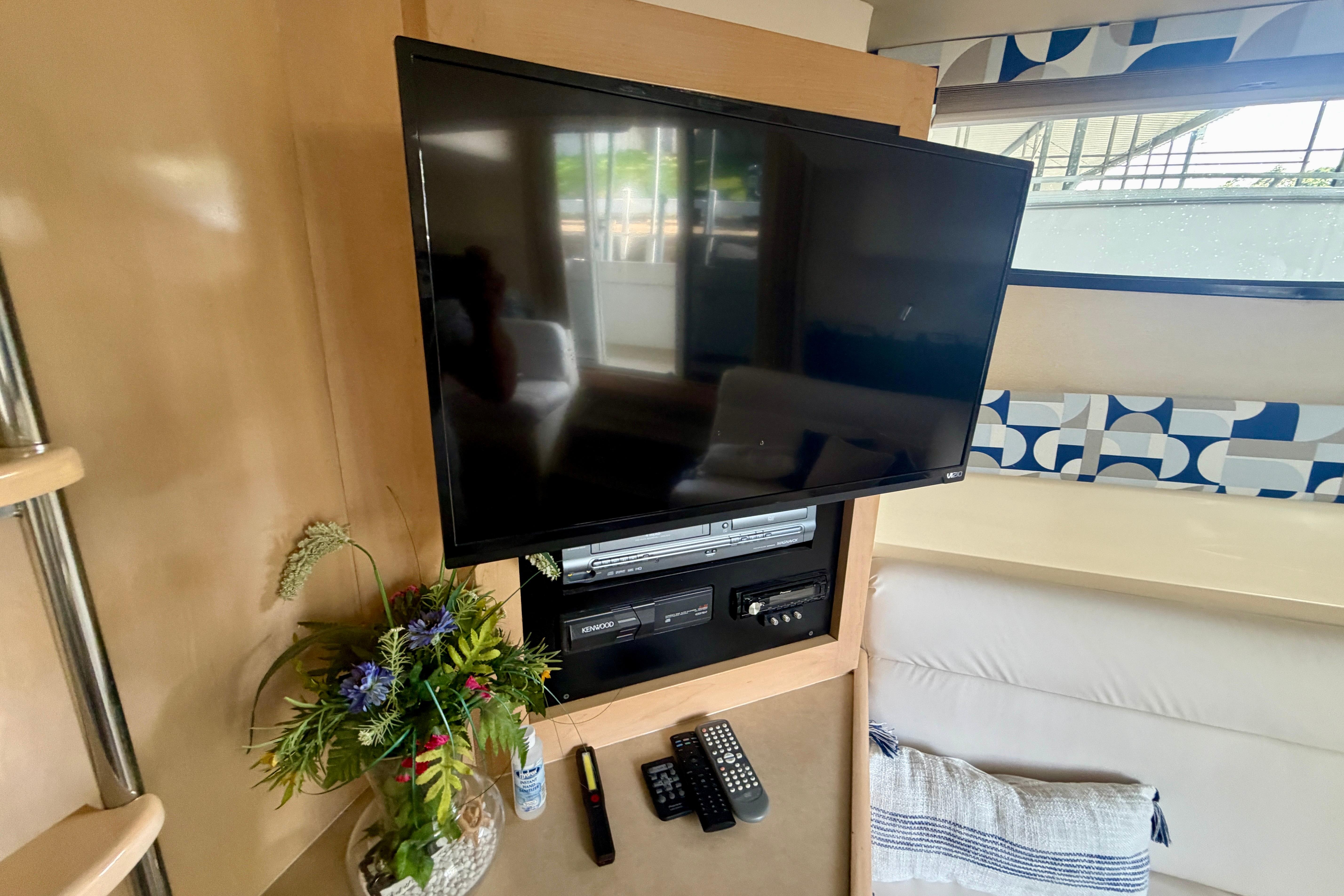 Interior of 2000 Carver 350 Mariner with TV, entertainment system, and decorative plant.