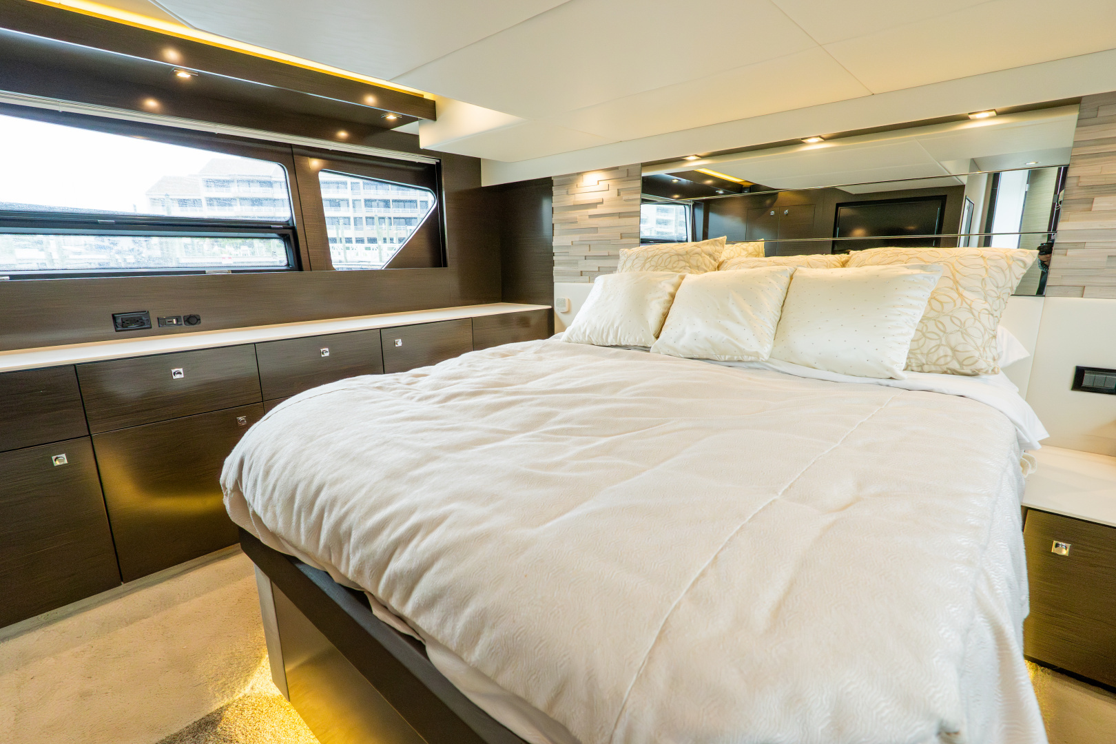 2018 Cruisers Yachts 50 CANTIUS - Image 60