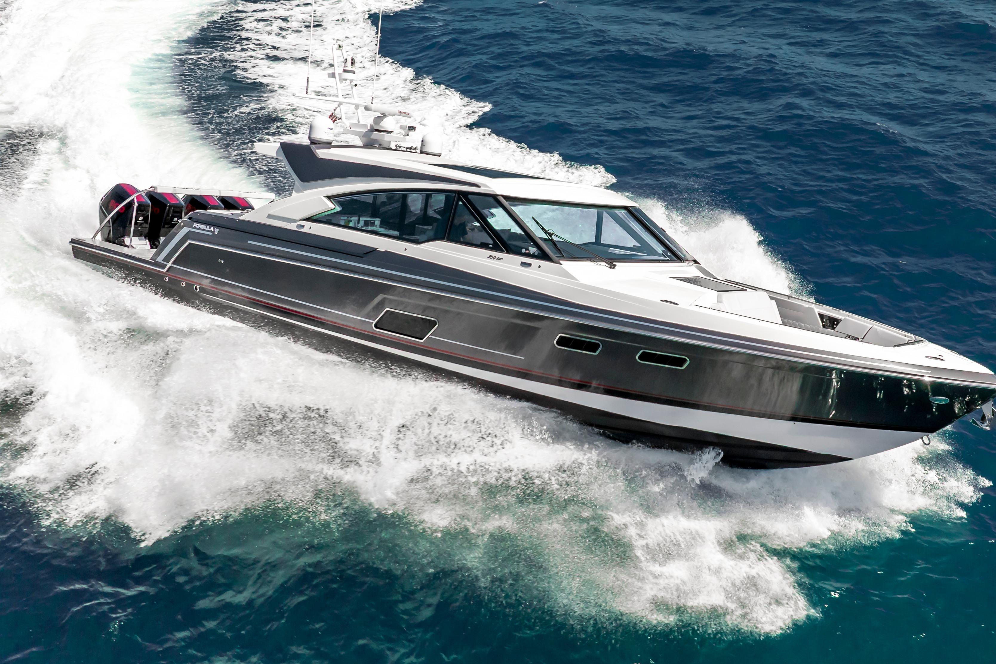 2022 Formula 500 Super Sport Crossover cruising on open water.