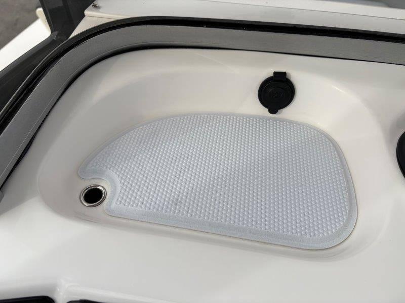 2025 Robalo 226 Cayman - 86