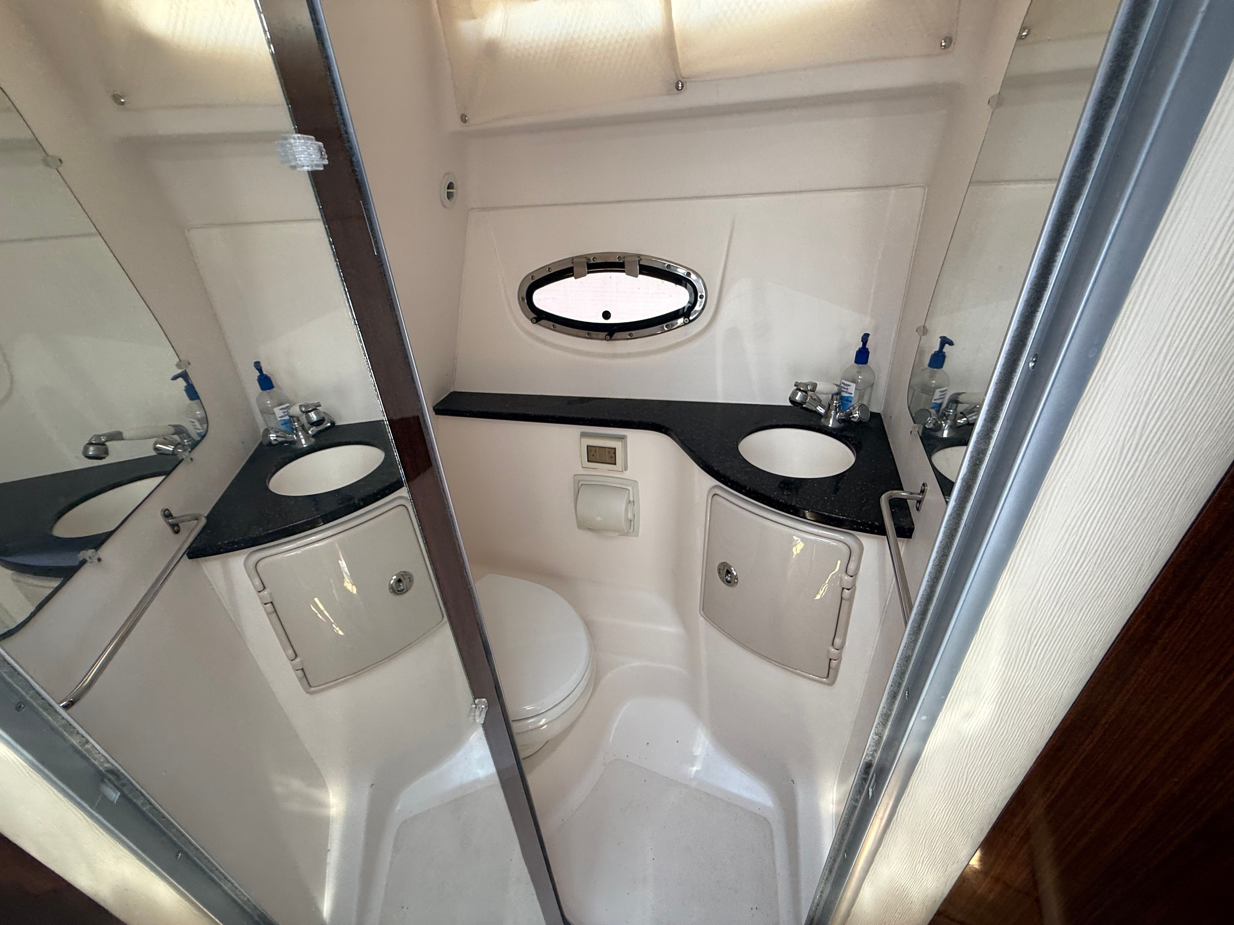 2015 REGAL 30 EXPRESS - Image 37