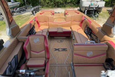 2024 Tigé Ultré 25ZX boat interior with luxurious seating and modern design.