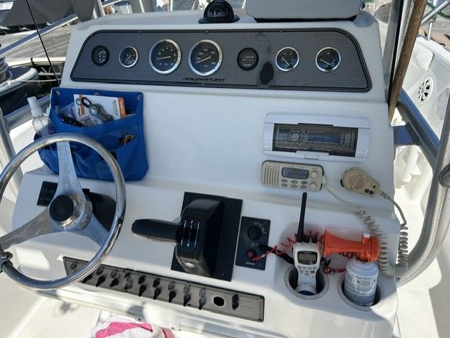 The image shows the helm of a 2000 Aquasport Osprey 250 boat.
