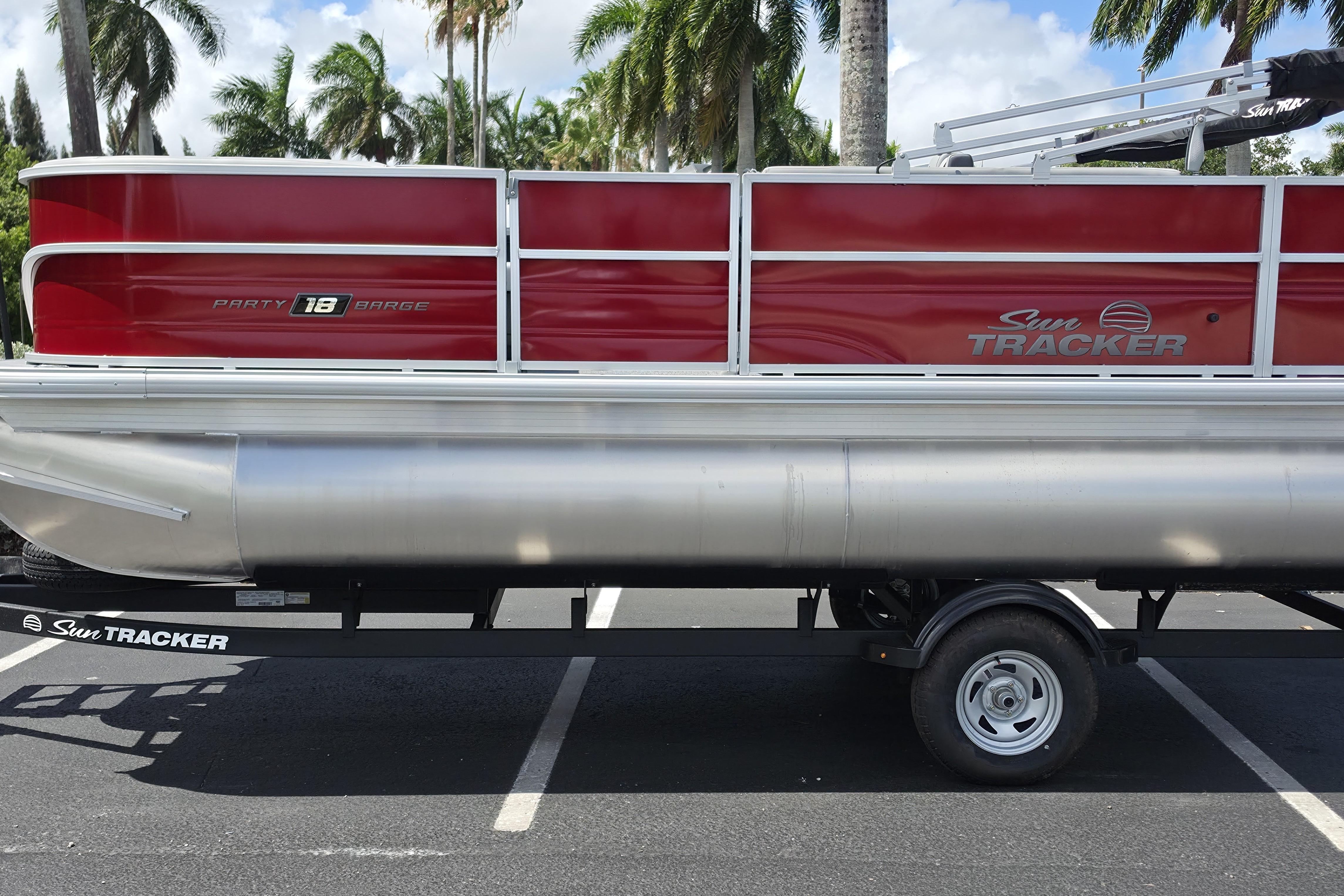 2026 Sun Tracker Party Barge 18 DLX