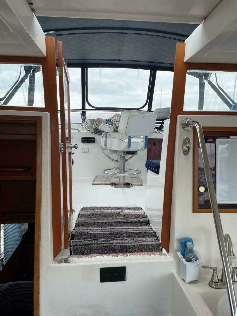 1989 Marine Trader 47 Cockpit Motor Yacht - Image 9