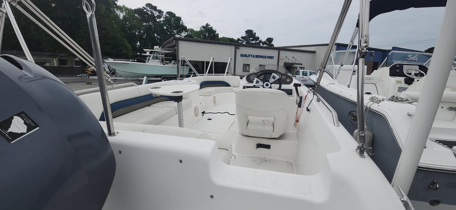 2013 Hurricane SunDeck Sport 201 OB