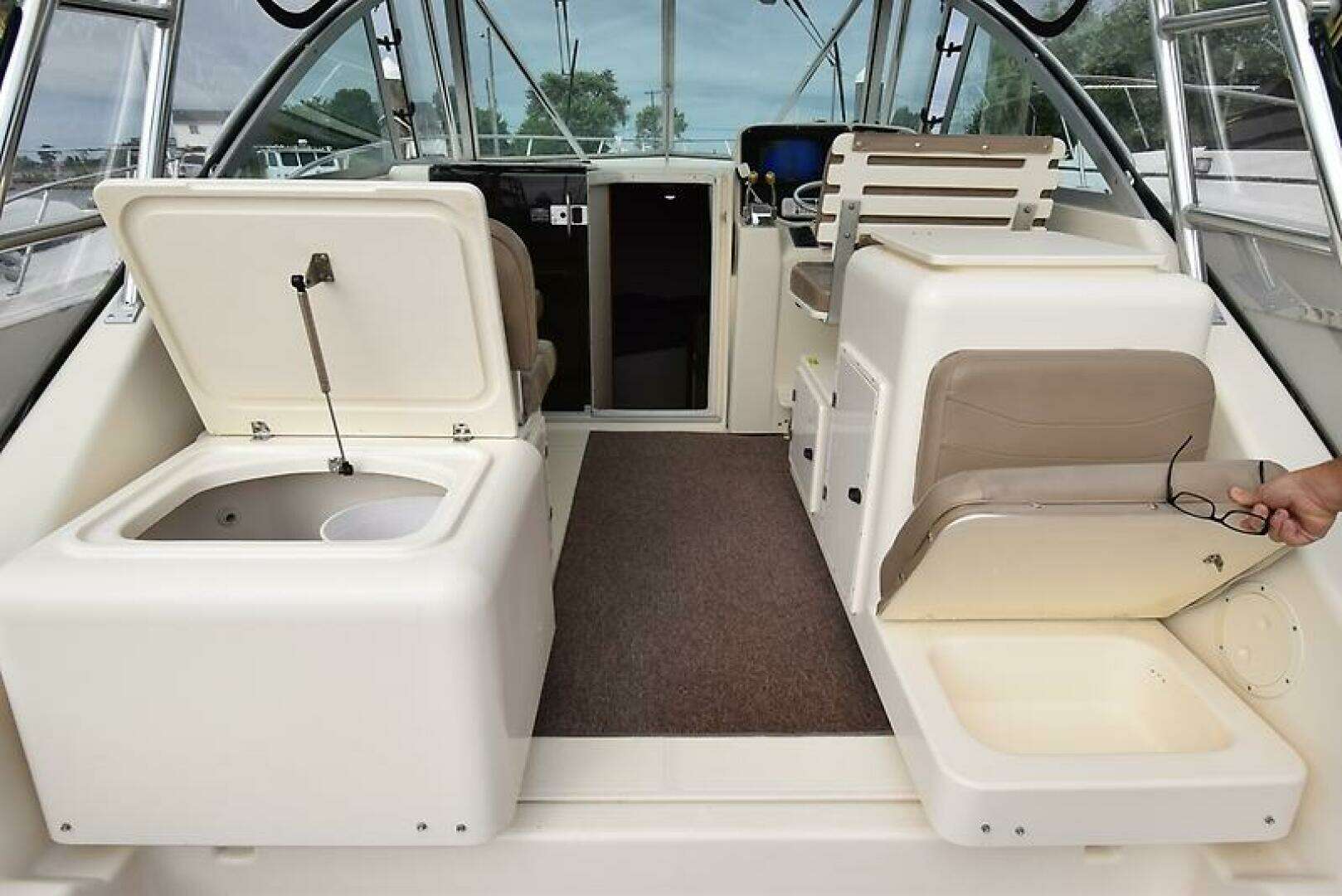 2003 Pursuit 3000 Express - Image 11