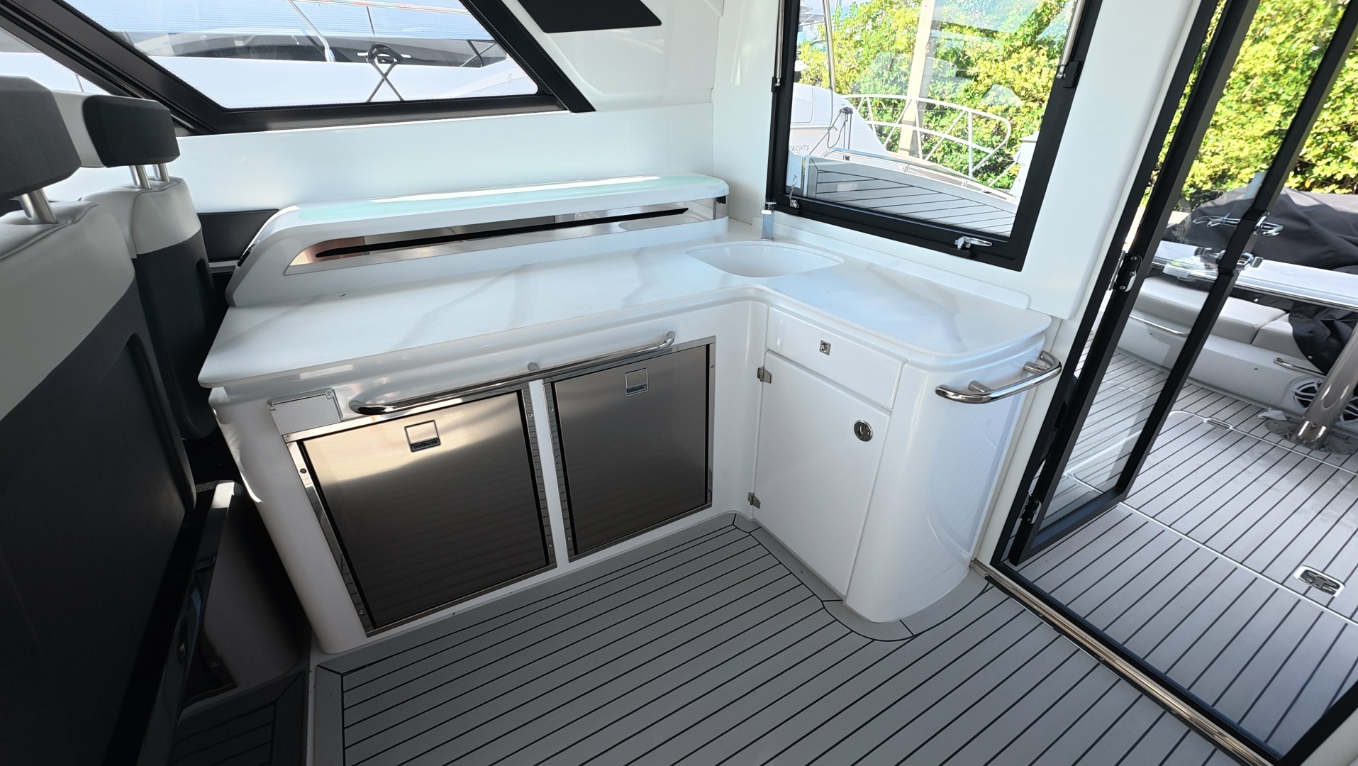 2026 Cruisers Yachts 50GLS OB - Image 37
