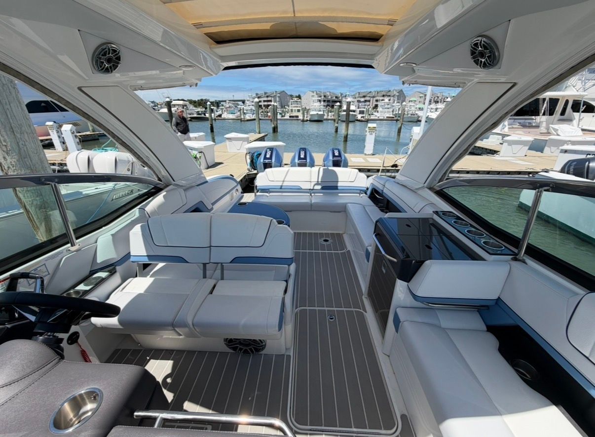 2025 Formula 330 Crossover Bowrider OB - 16
