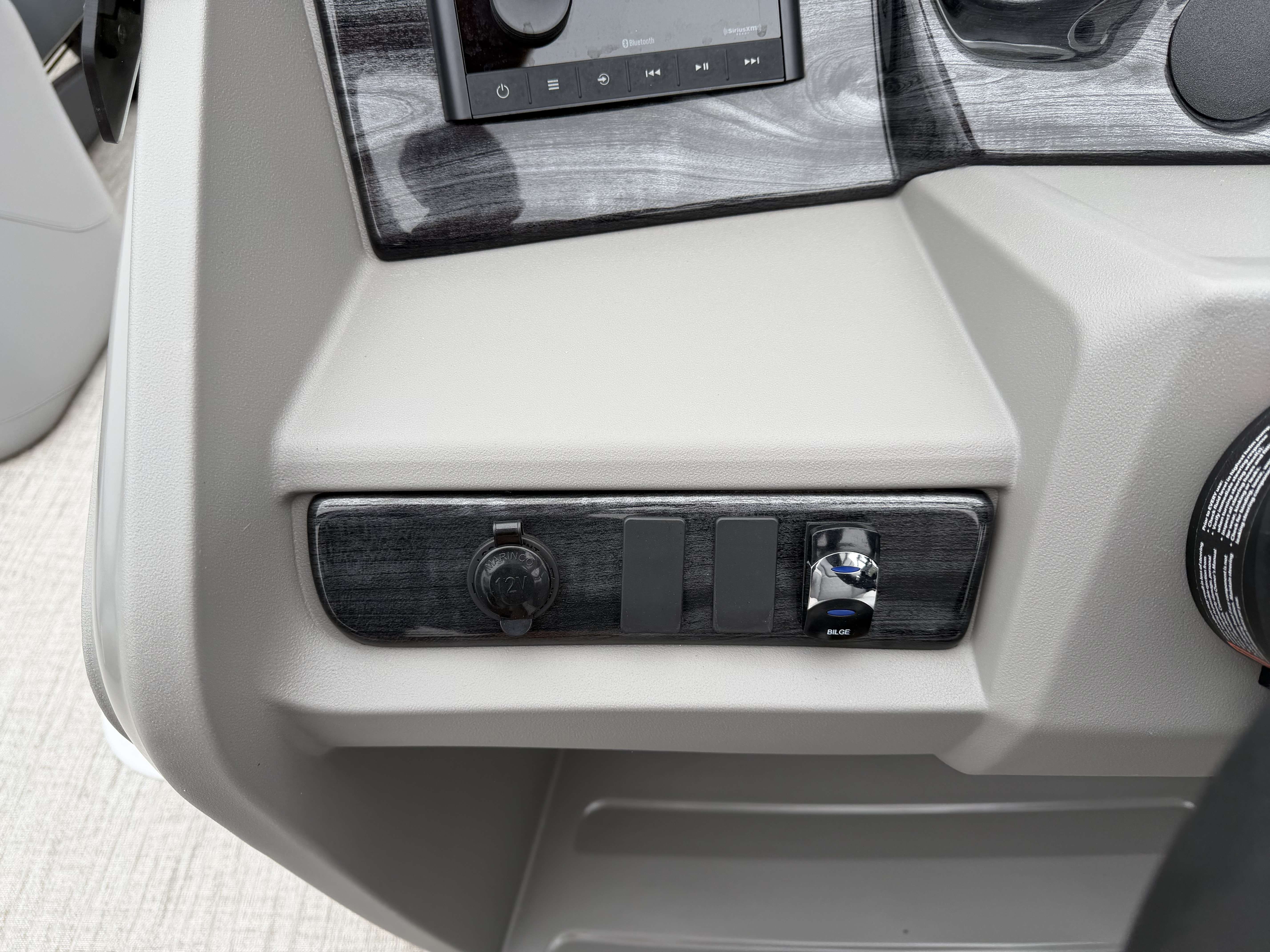 2025 Avalon LSZ Versatile Rear Bench - 25' - 16