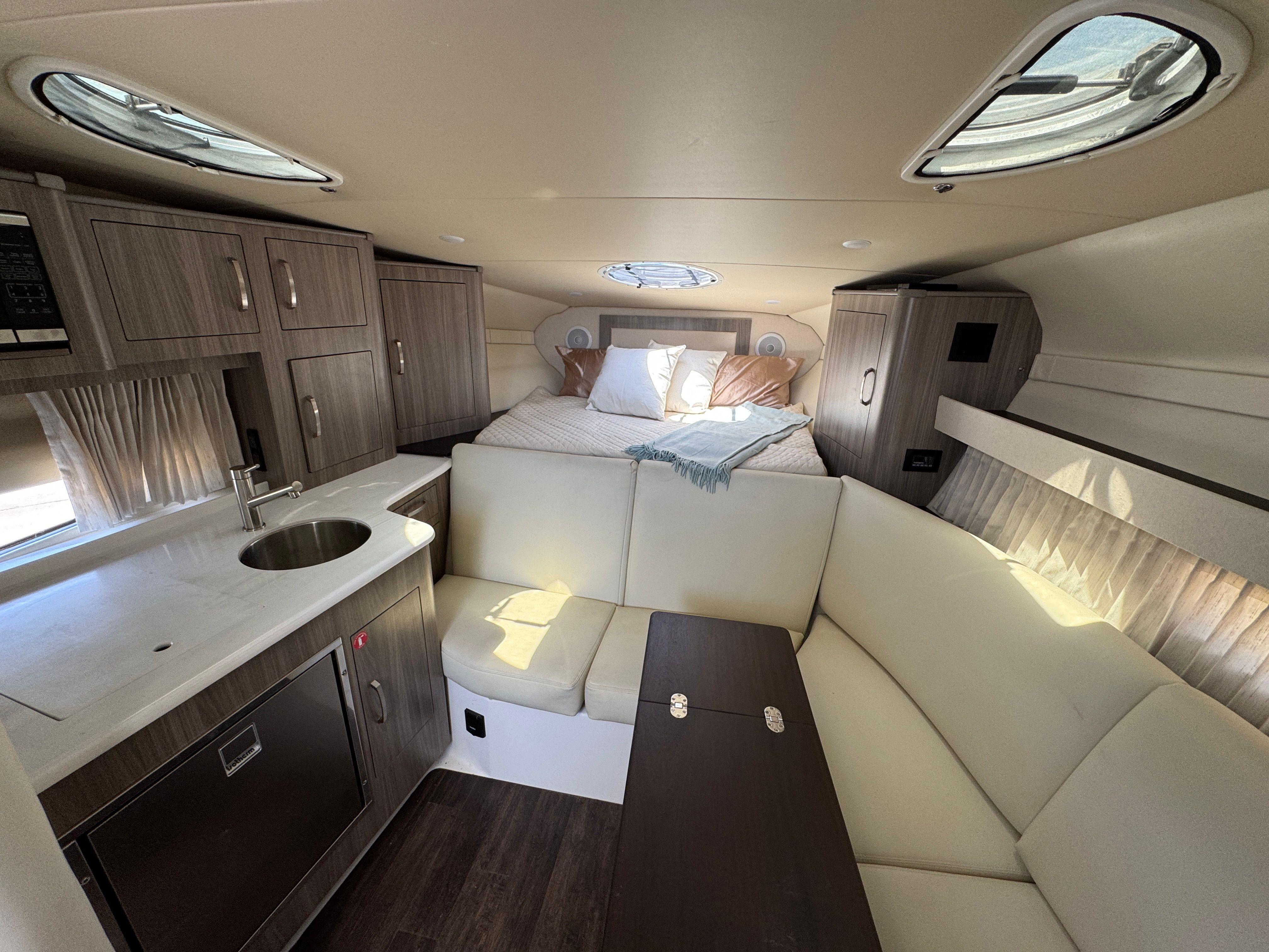 2023 REGAL 33 EXPRESS - Image 20