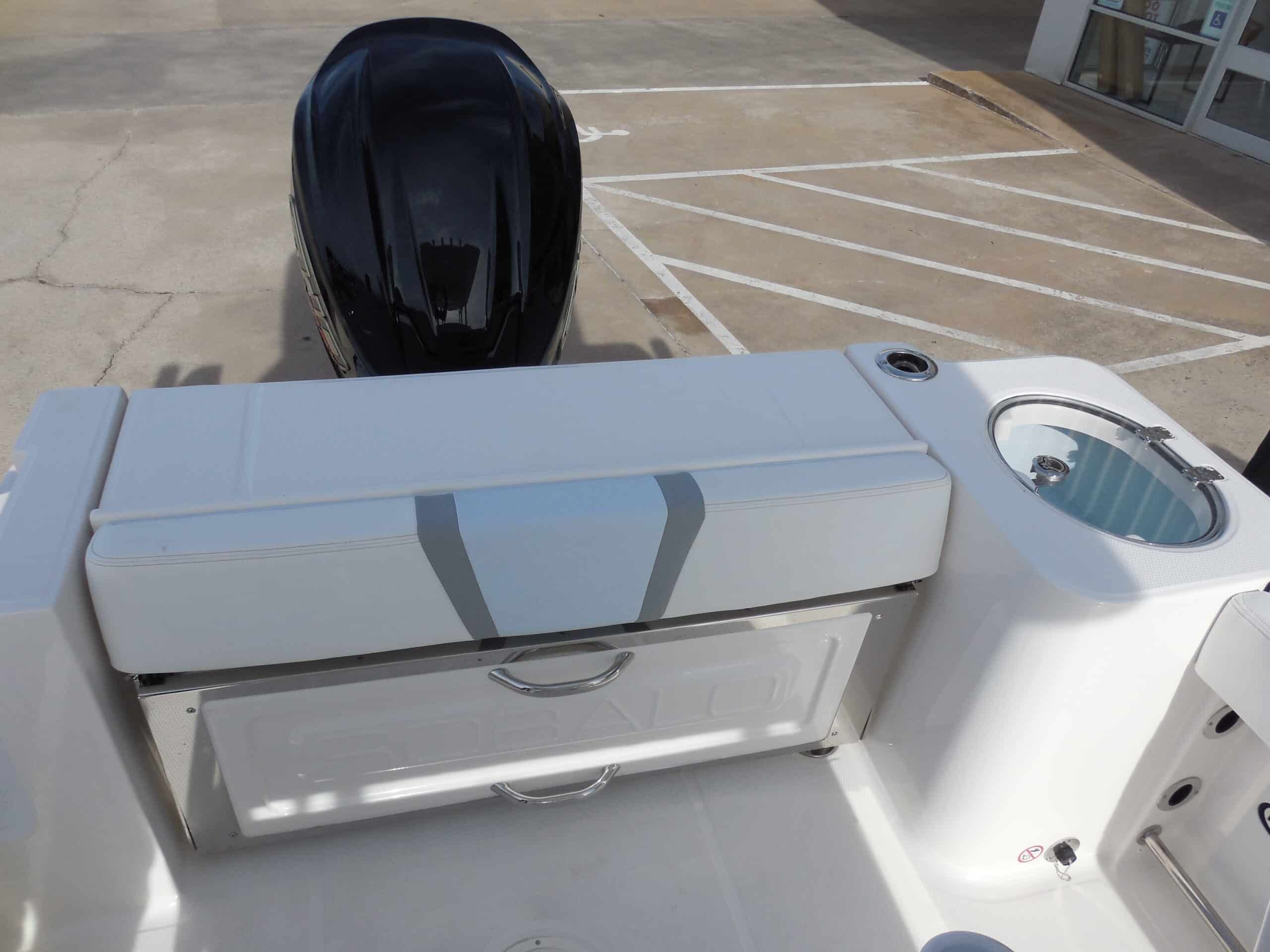 2026 Robalo R230 Center Console - 8