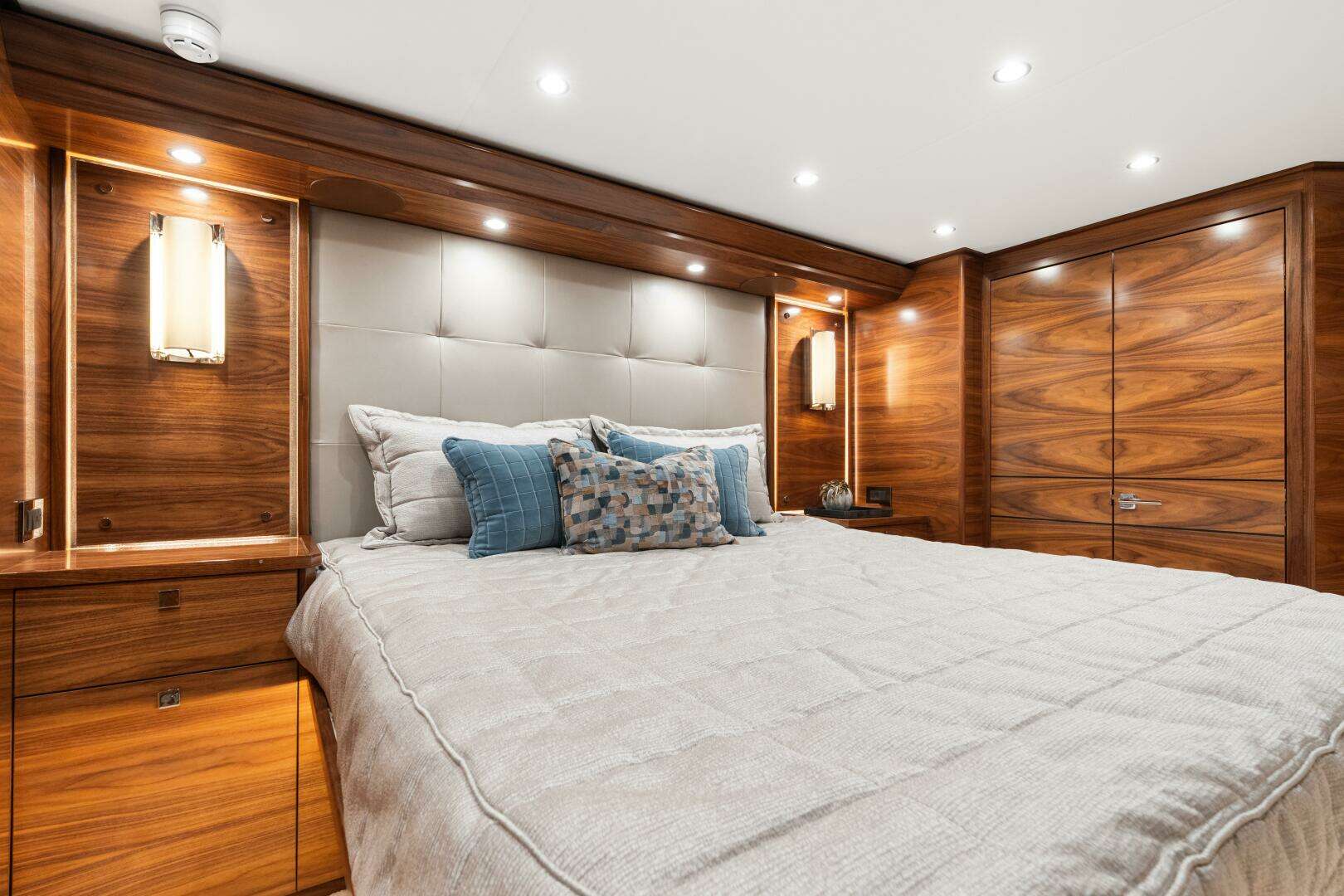 2026 Viking 74 Convertible - Image 19