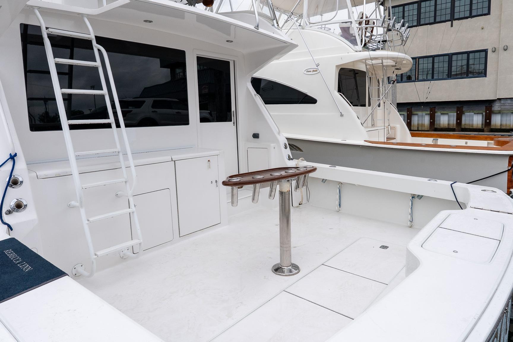 2000 Viking 50' Convertible yacht deck with ladder and fishing rod holders.