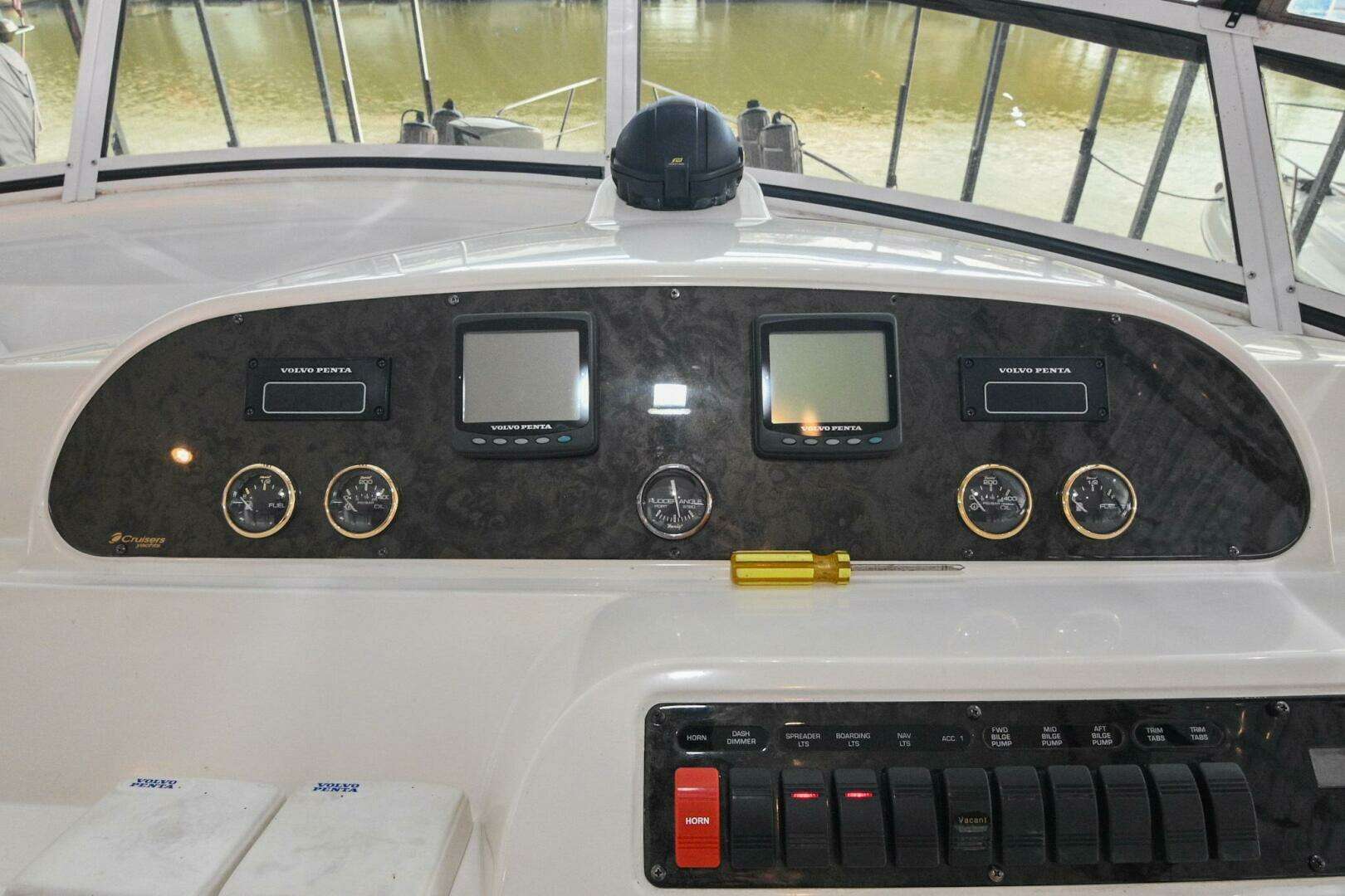 2002 Cruisers Yachts 5000 Sedan Sport - Image 112