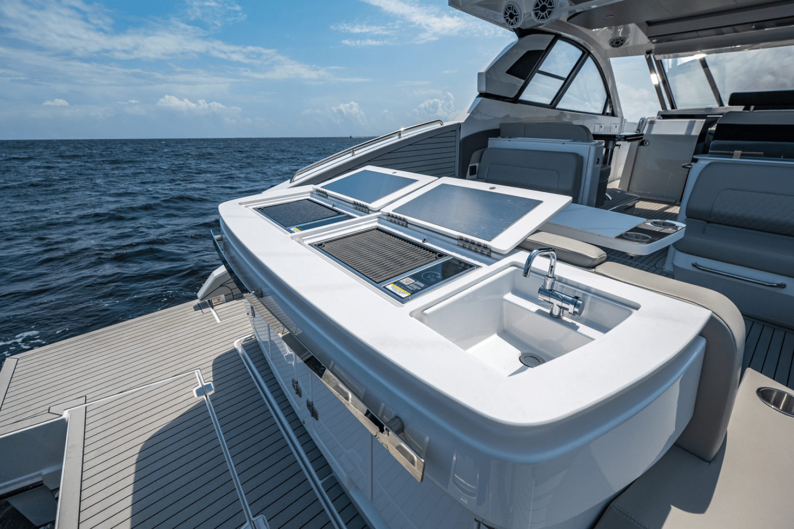 2025 Cruisers Yachts 50 GLS - Image 24