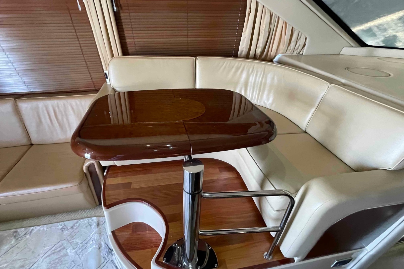 2005 Sea Ray 420 Sedan Bridge - Image 12
