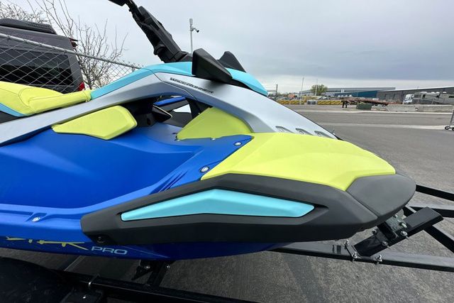 Yamaha WaveRunner JETBLASTER PRO 2026 in blue and yellow on a trailer.