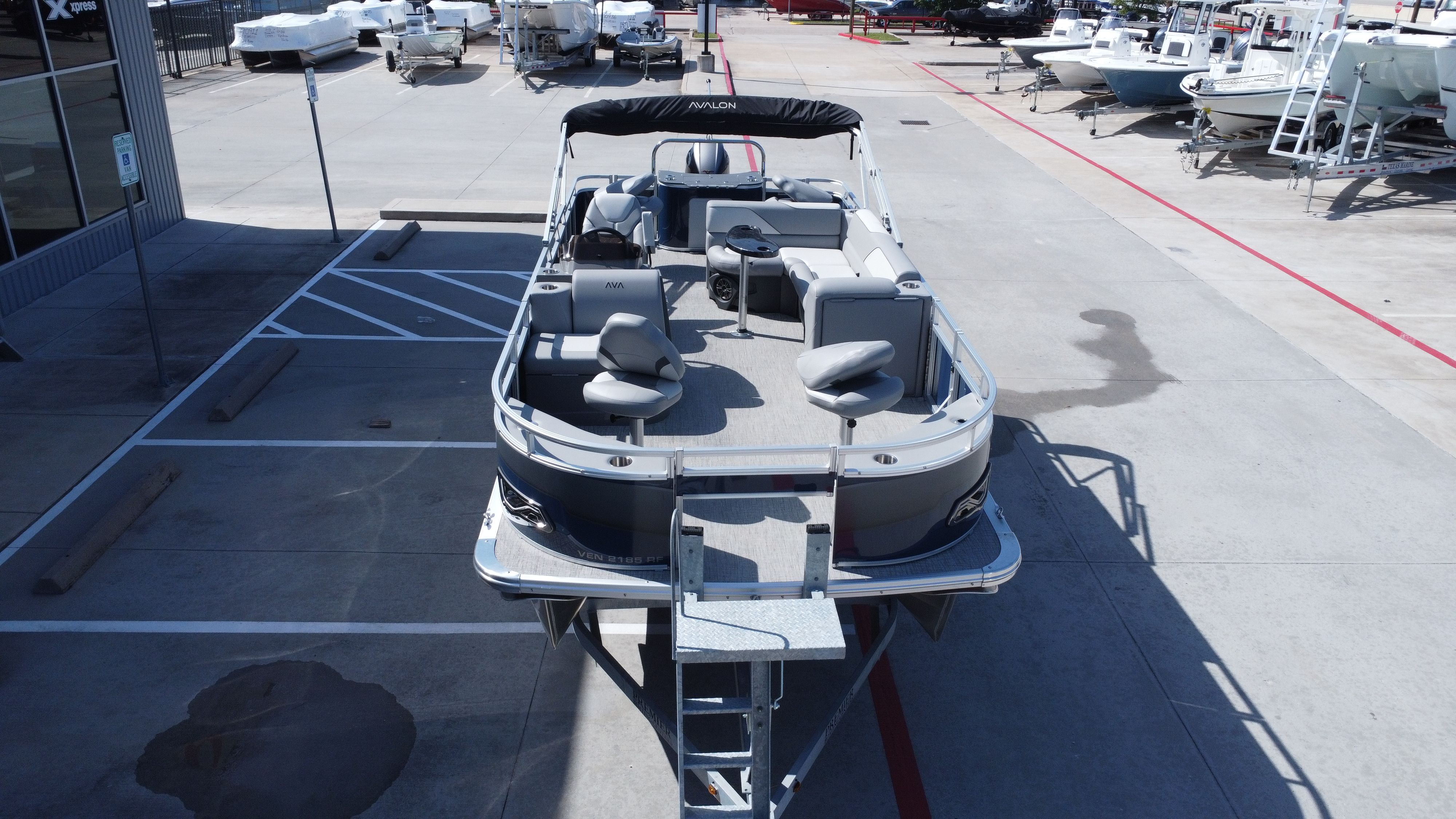 2025 Avalon Venture 85 Rear Fish - 21' - 14