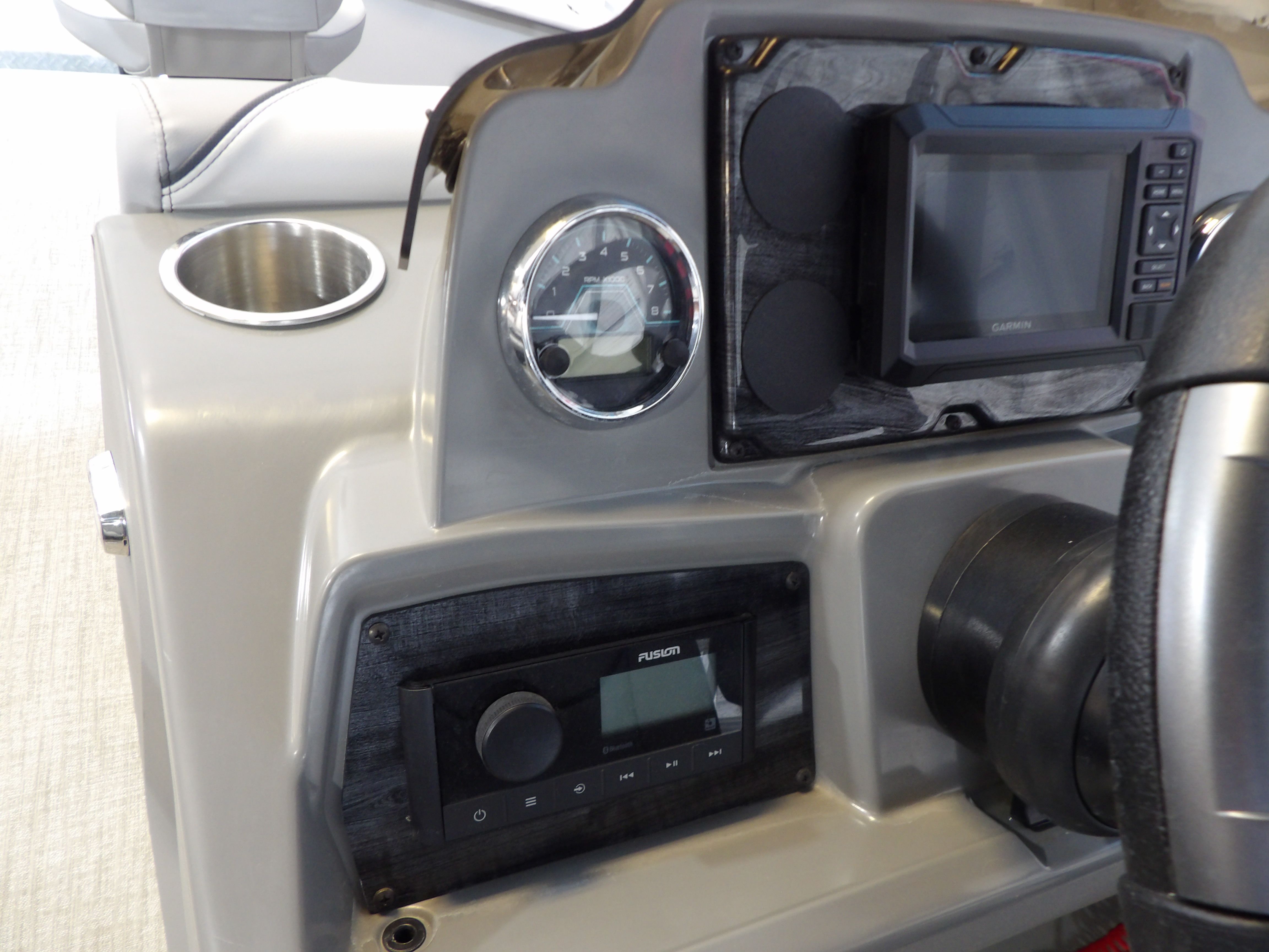 2026 Avalon Venture 85 Rear Fish - 21' - 26