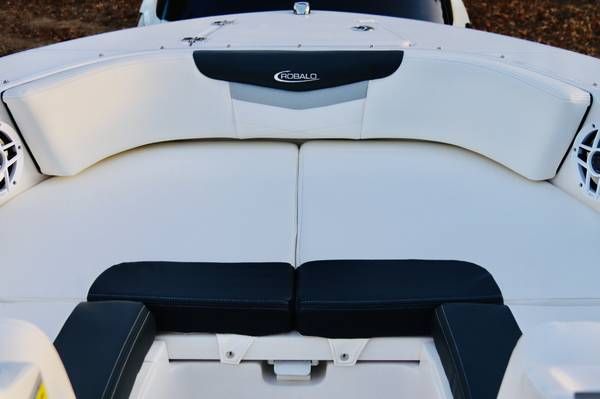 2022 Robalo R207 Dual Console - 14