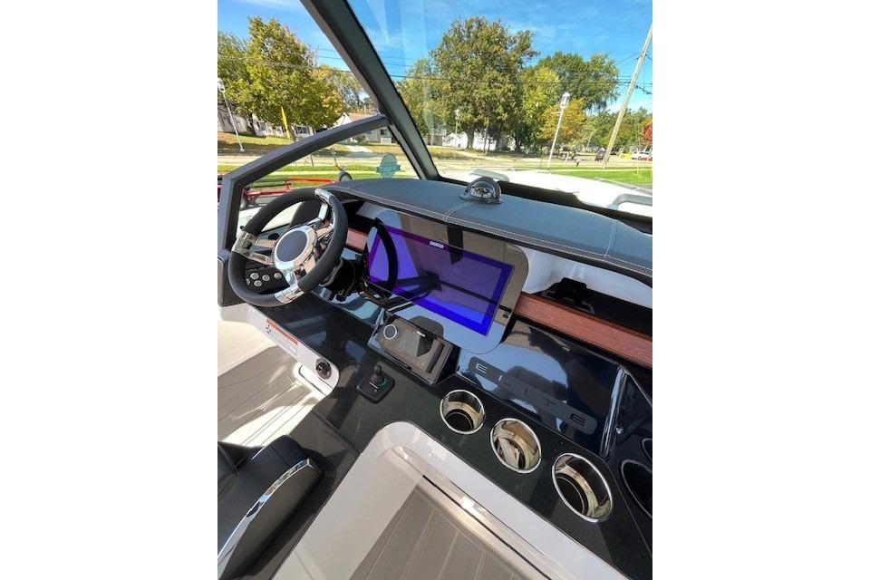 2026 Monterey Elite 27 SD boat dashboard with modern steering and digital display.
