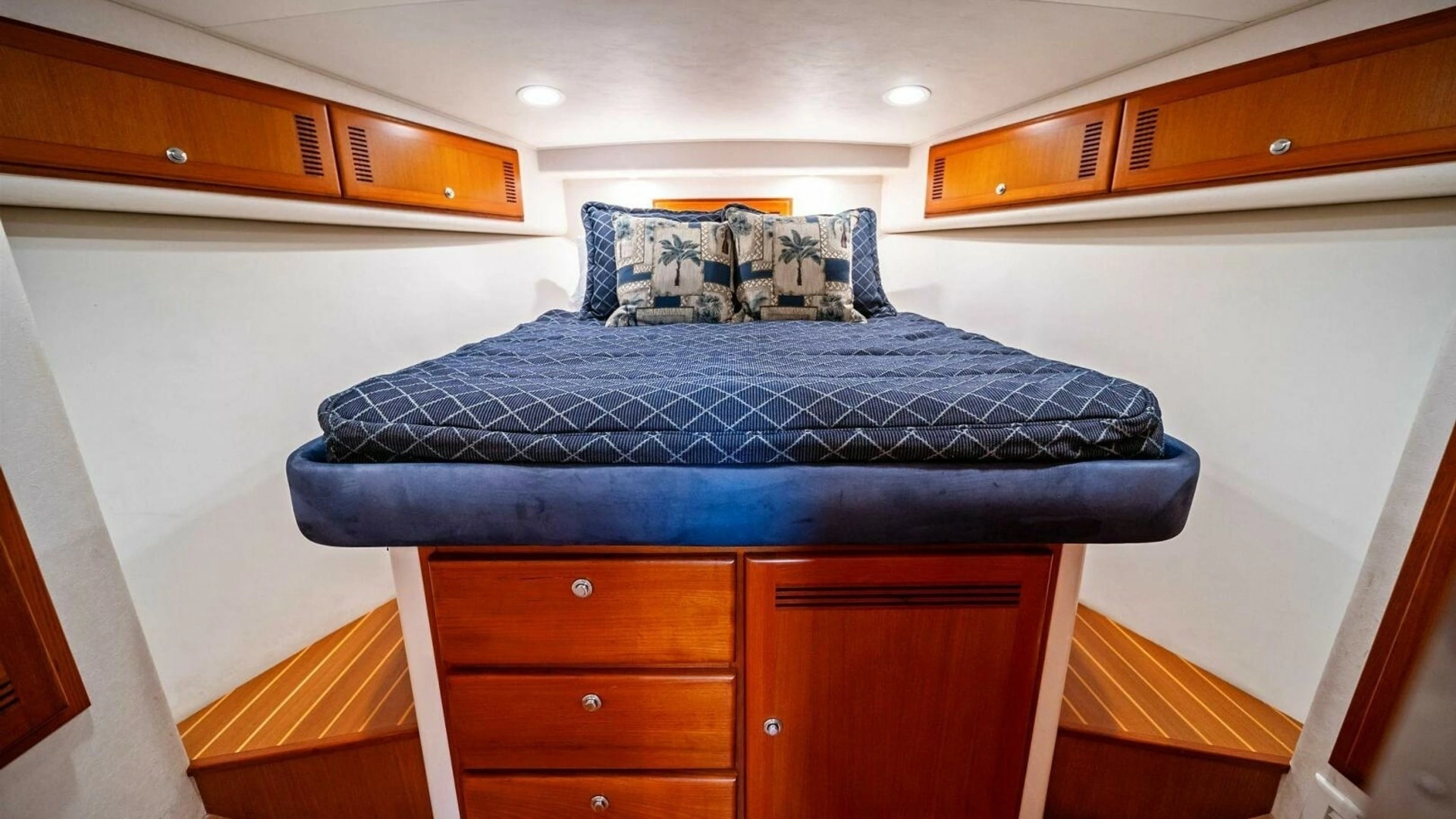 2005 Cabo 40 Express - Image 47