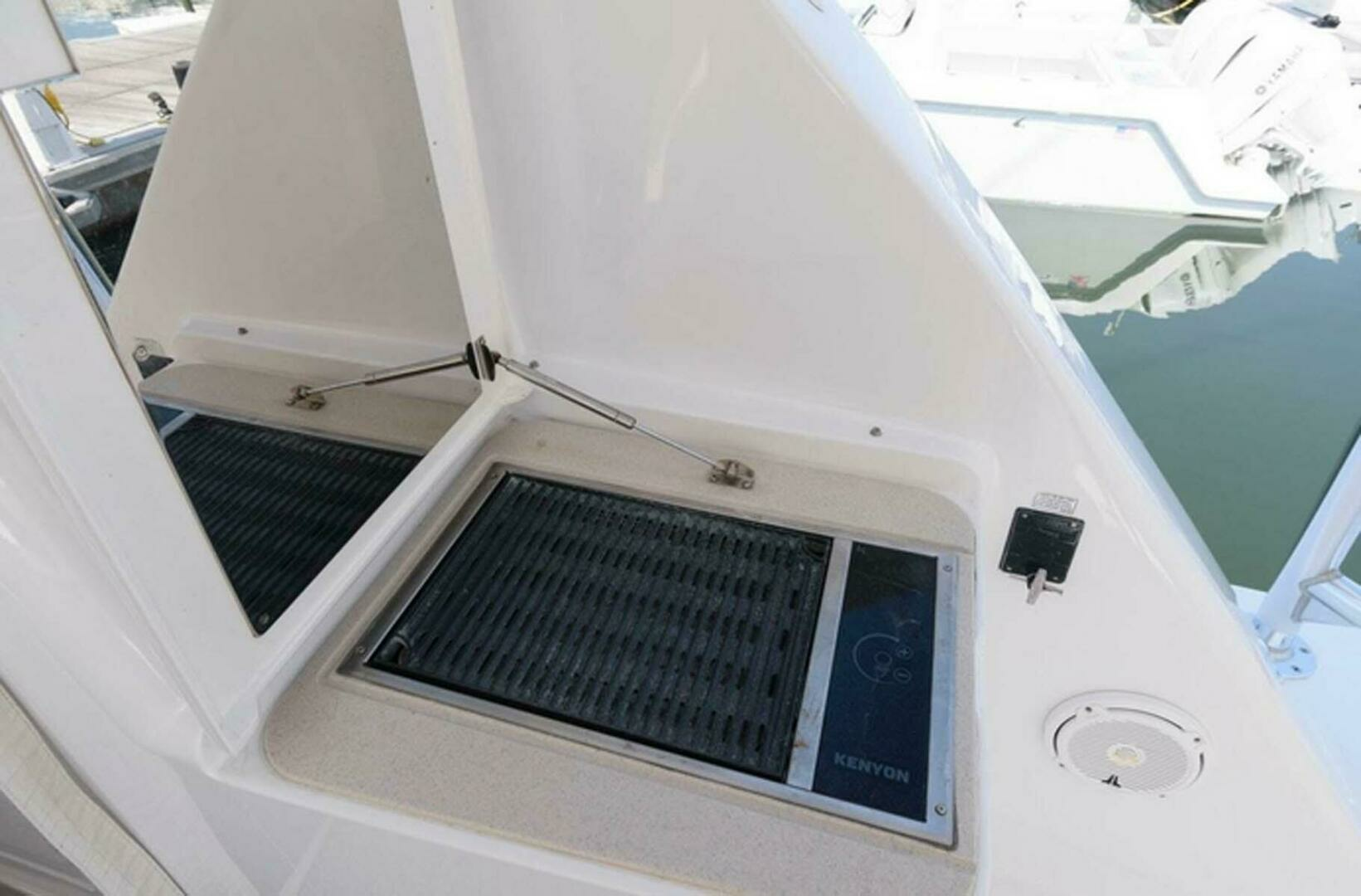 2015 Hatteras Express Sportfish - Image 20