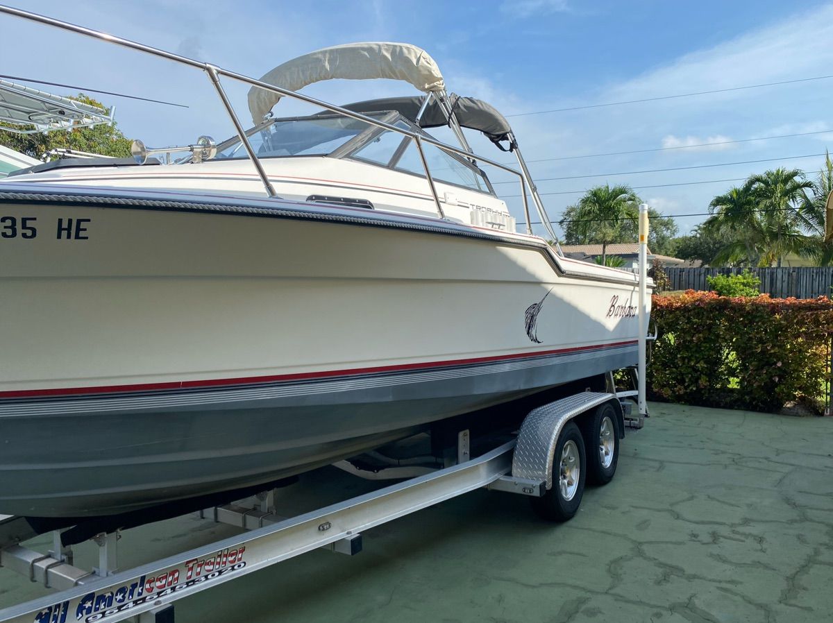 1990 Bayliner 2302 Trophy on trailer outdoors.