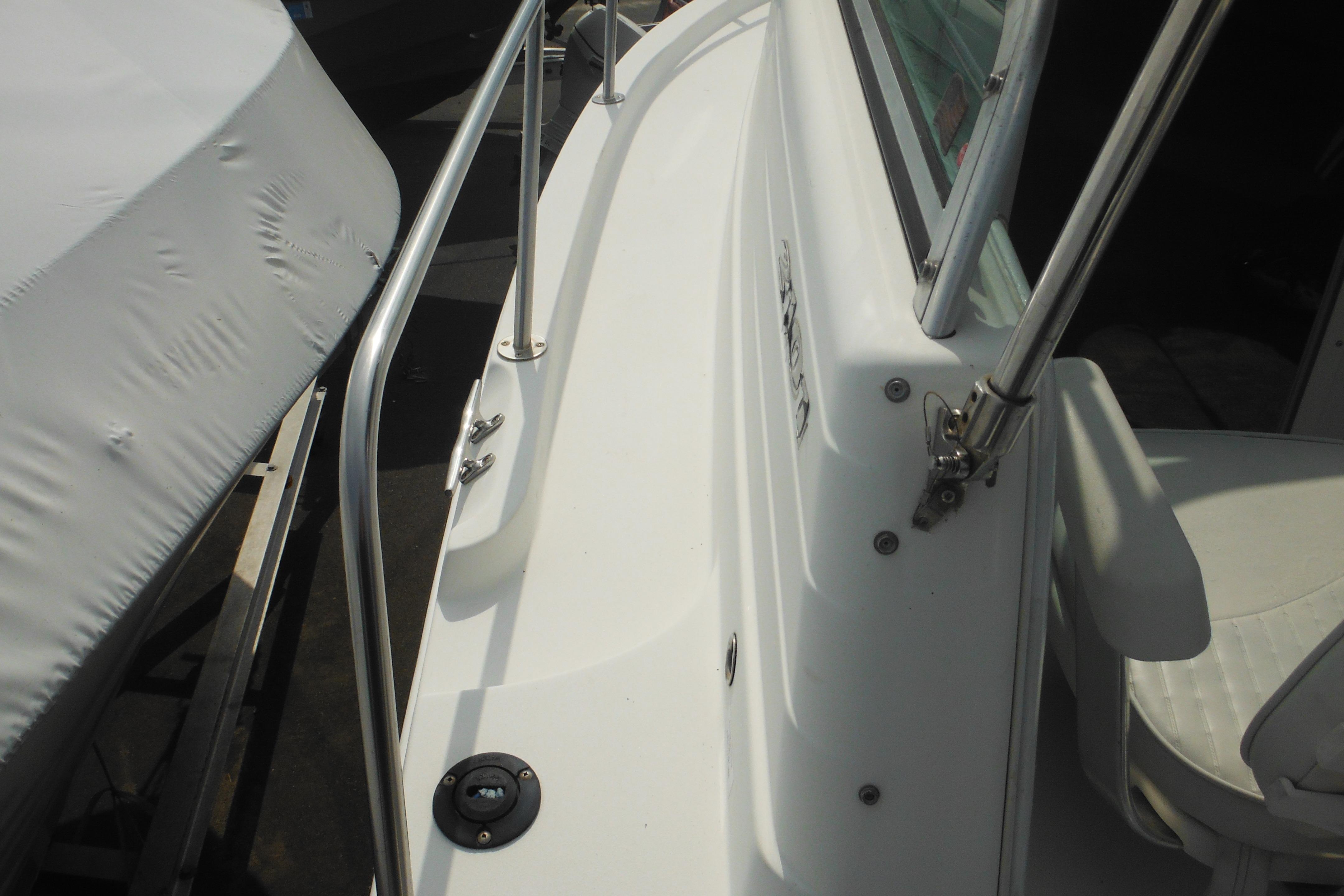 2005 Seaswirl Striper 2101 Walkaround O/B boat deck with railing and seating.