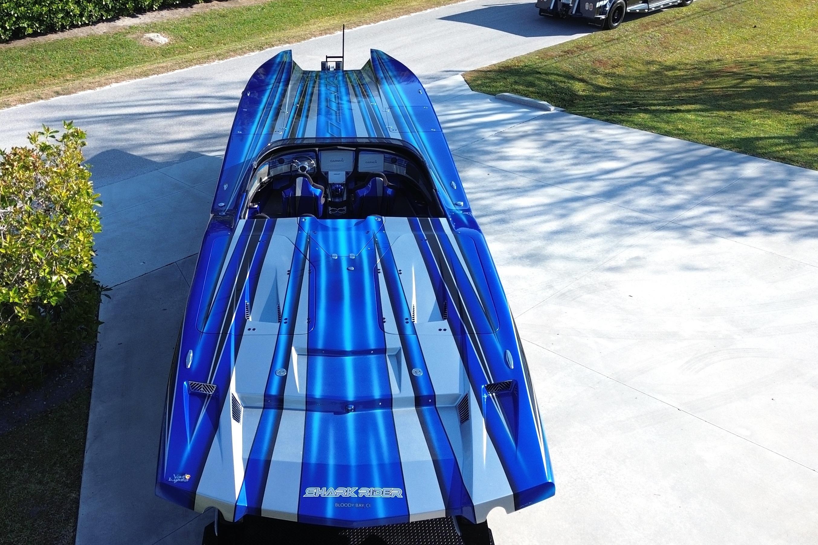 Blue MTI 44 RP speedboat from 2016 with sleek design and vibrant stripes.