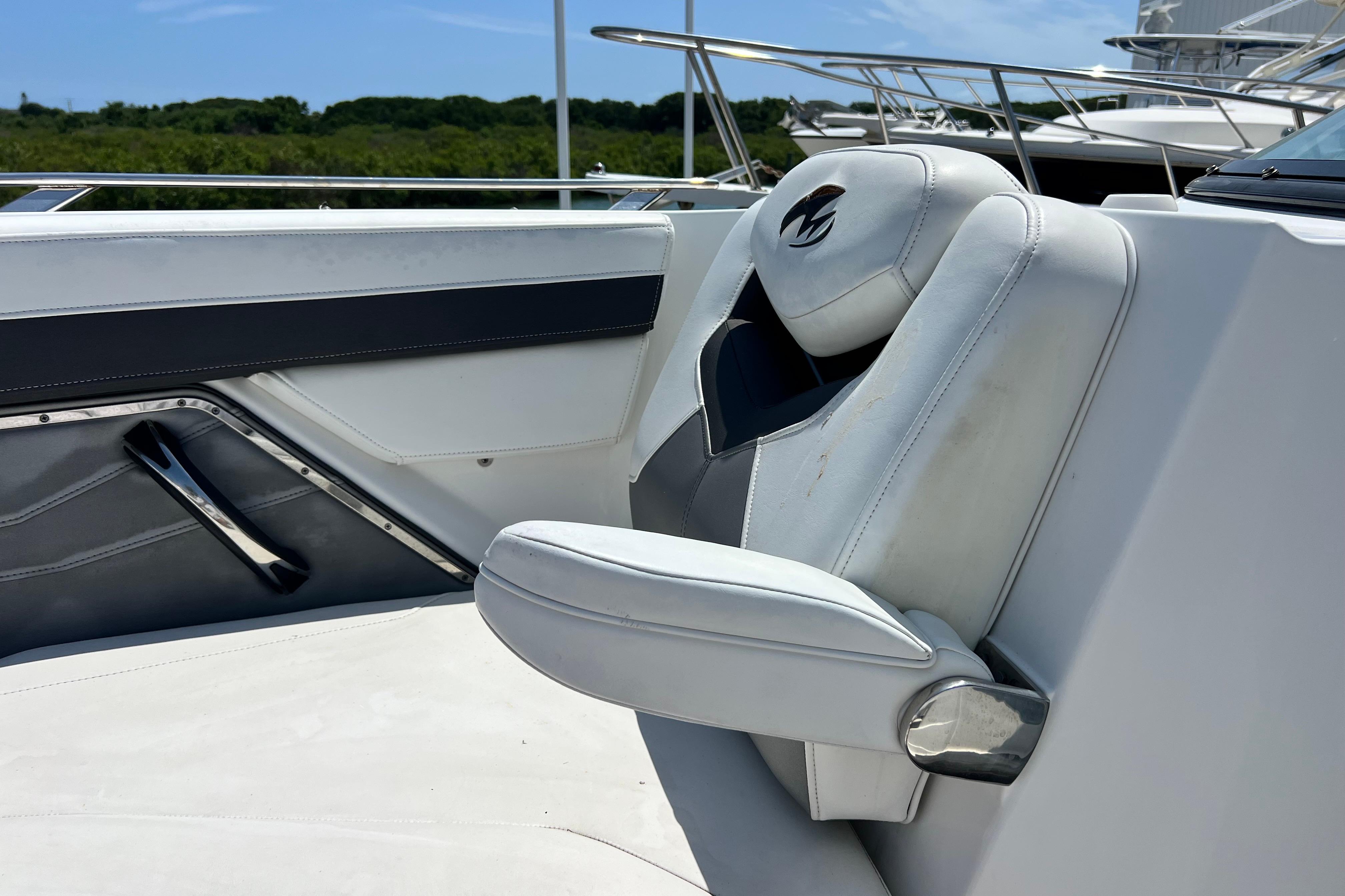 White leather seating on a 2015 Monterey 268SS Super Sport boat.