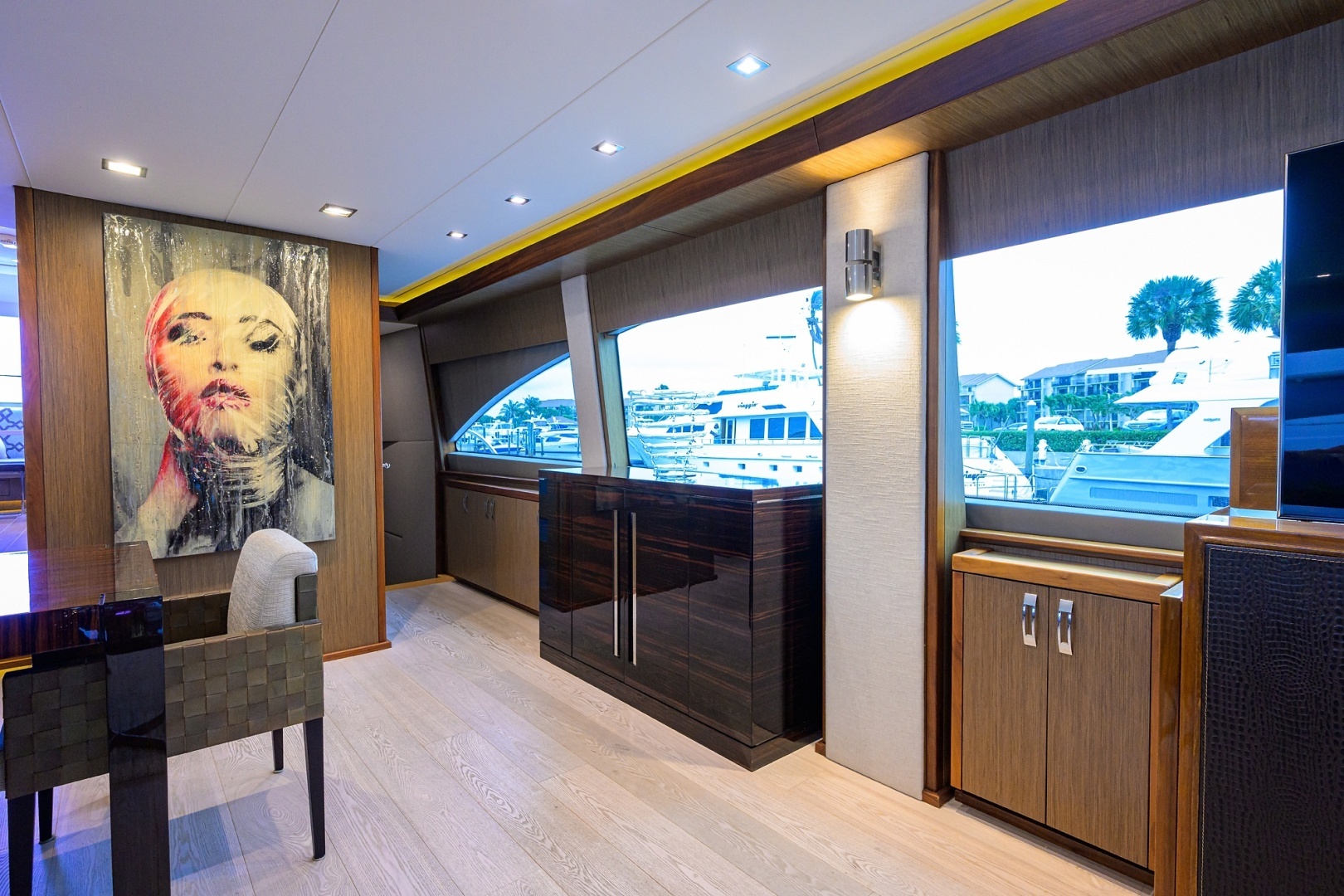 2013 Hatteras 80 Motor Yacht - Image 9