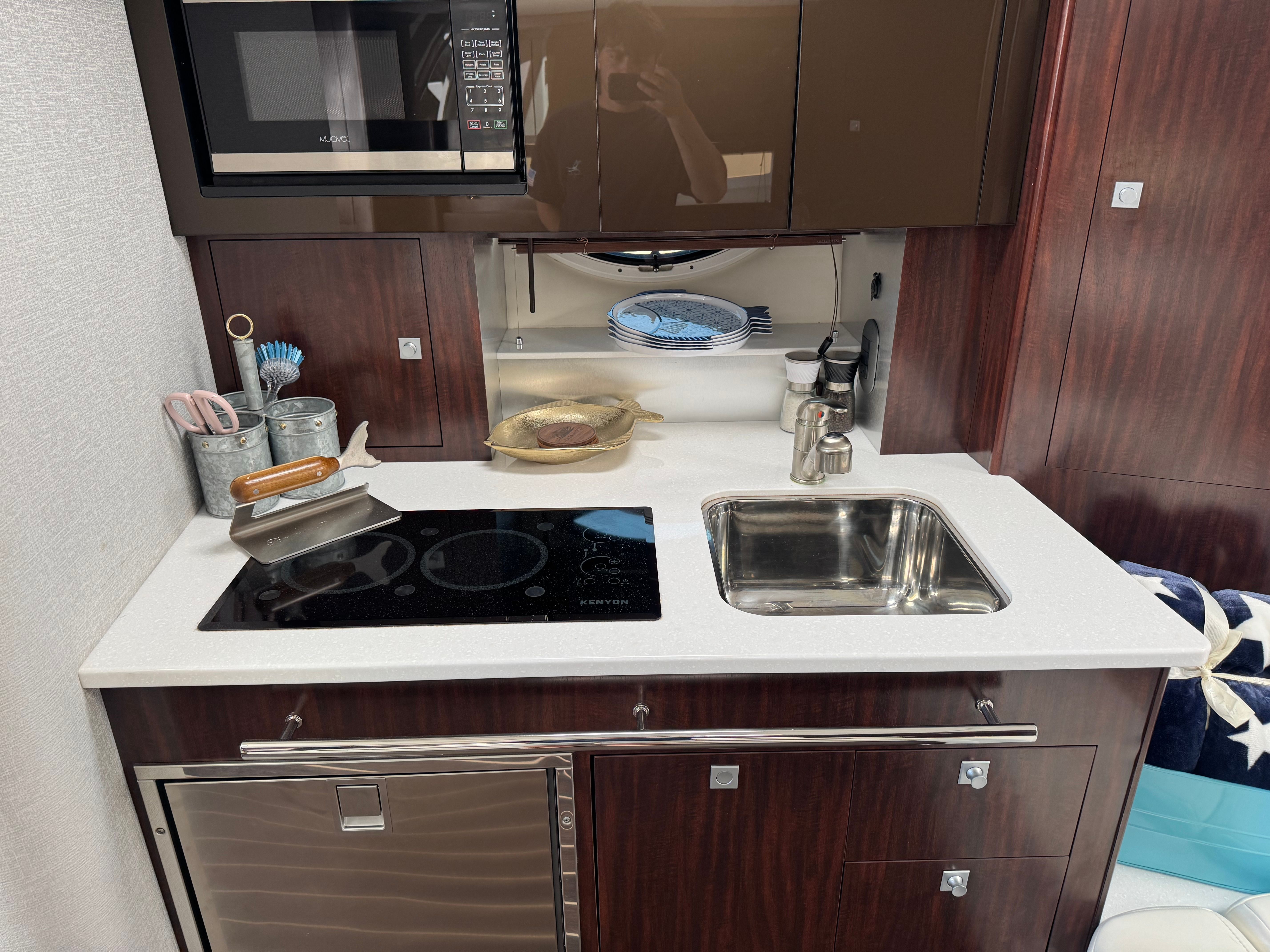 2018 Monterey 335 Sport Yacht - 38