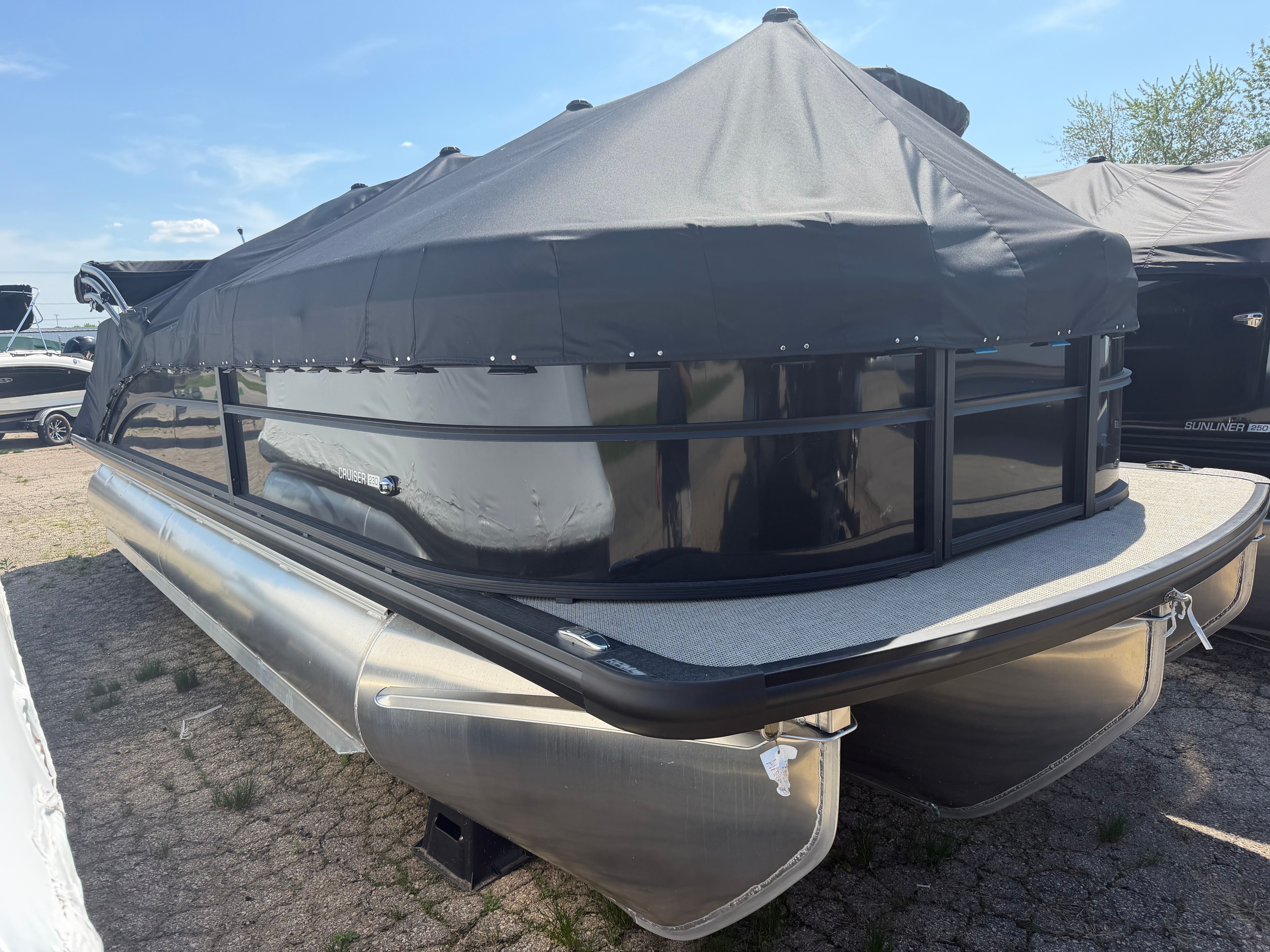 2011 Tracker TARGA V18WT - 24