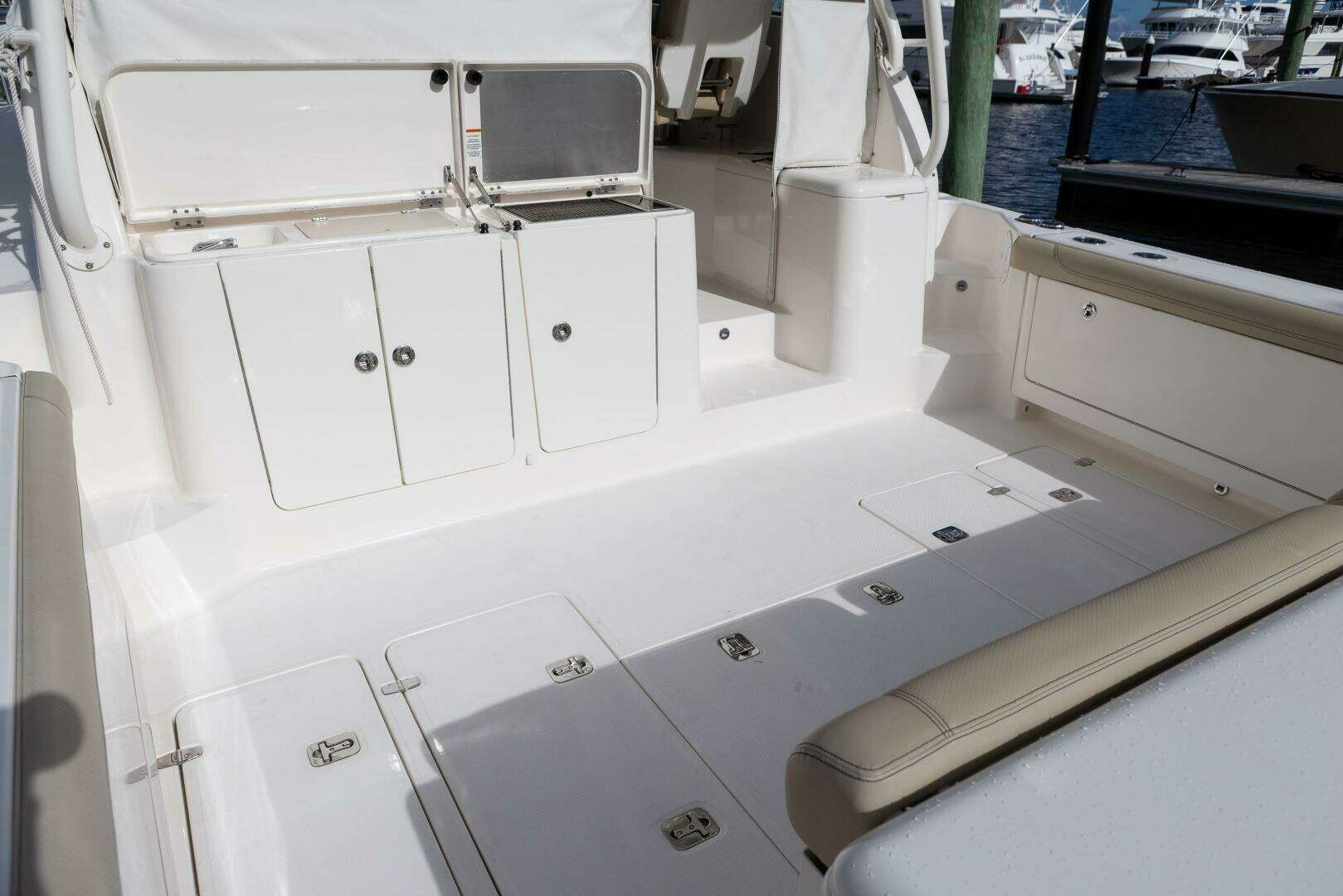 2018 Pursuit OS 385 - Image 17