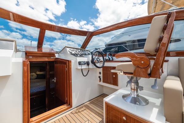 Vento V40 Retro Classic Open 2023 boat interior with wooden accents and steering wheel.