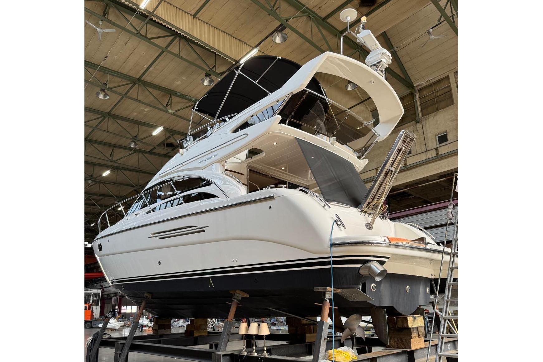 2006 Princess 42 Flybridge Motor Yacht