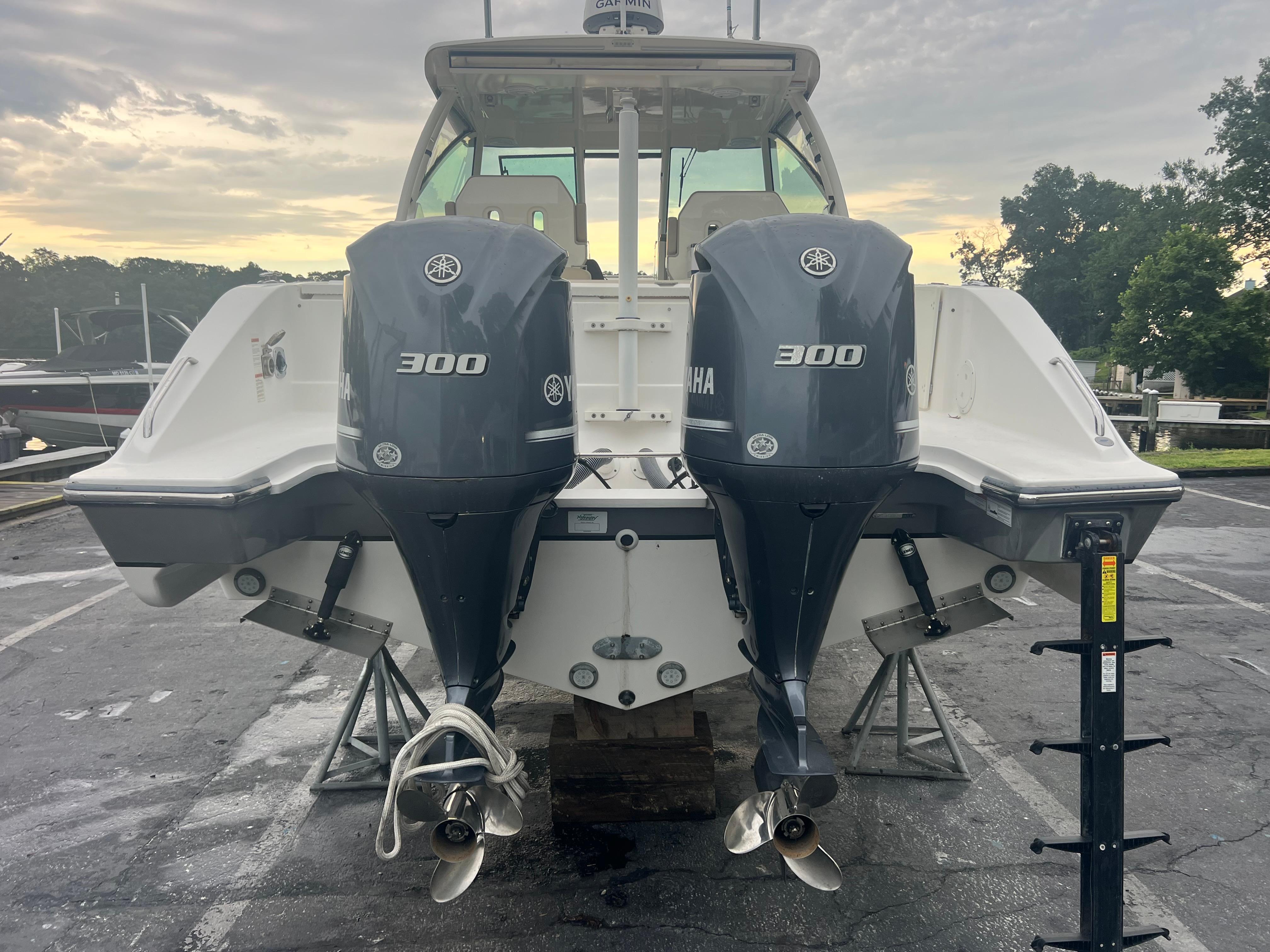 2015 Pursuit DC 325 Dual Console - 11
