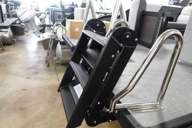 2025 Flagship Pontoons D25CU XT Tritoon - 20