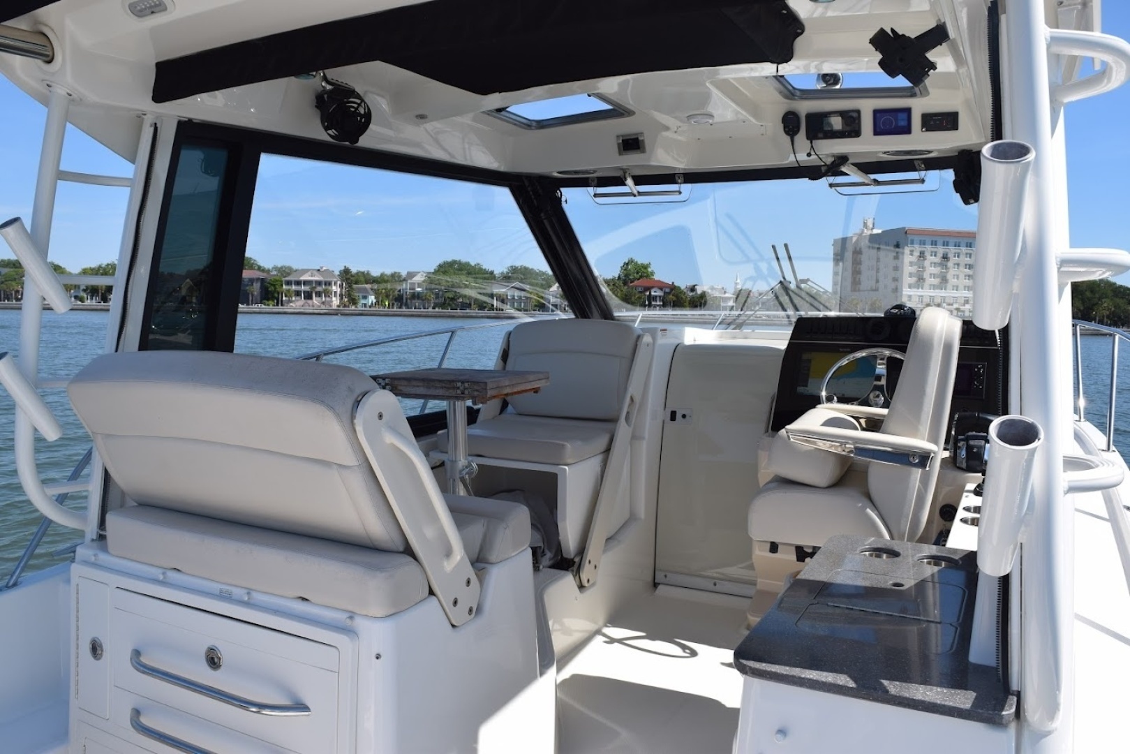 2021 Boston Whaler 325 Conquest - Image 15