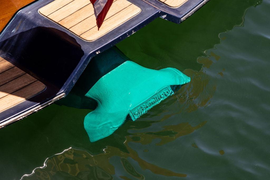 Hinckley Picnic Boat 36 Classic 2000 with turquoise propeller in water.